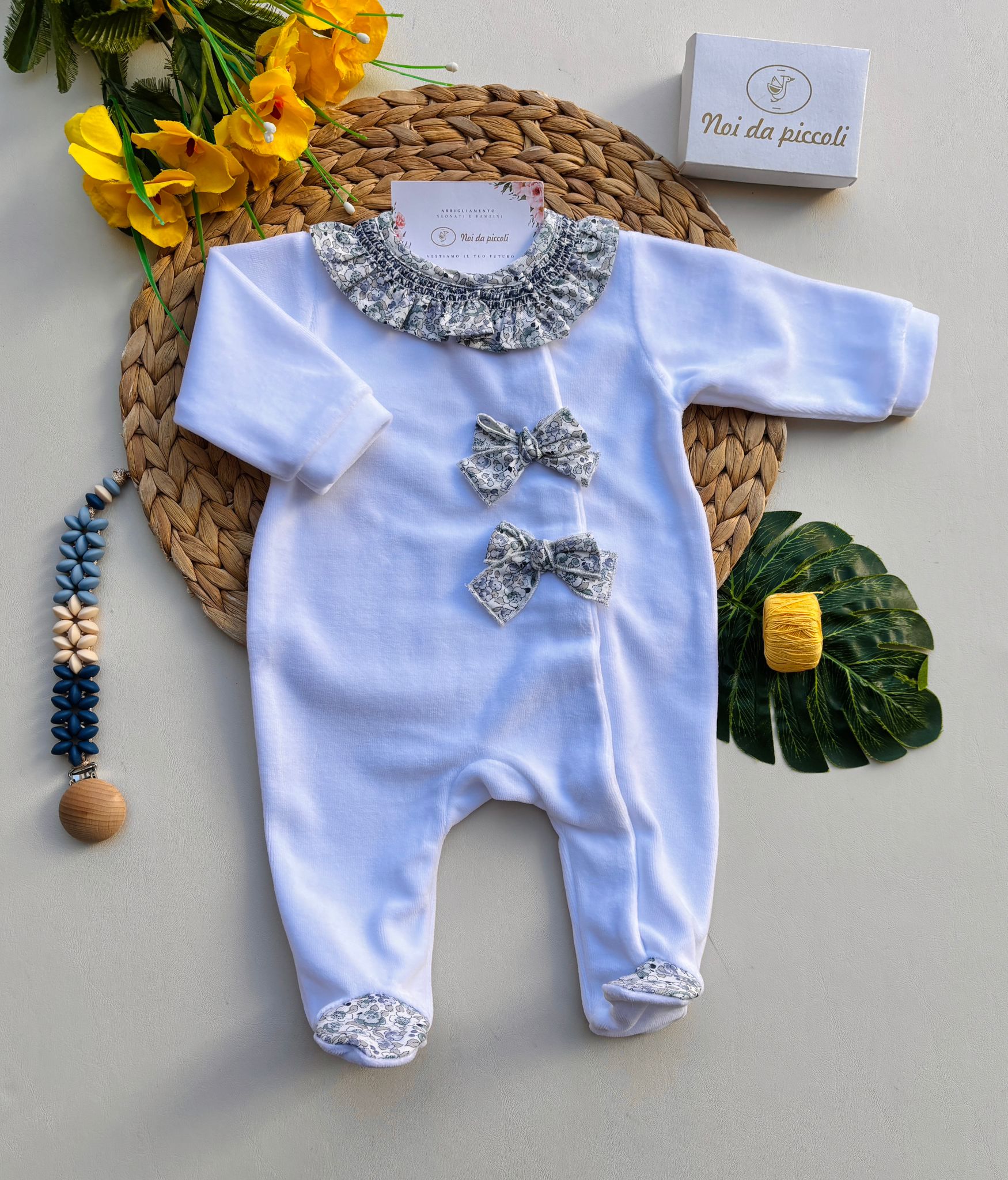 TUTINA IN CINIGLIA CON FIOCCHETTINI E COLLETTO FLOREALE BIANCO BLU - Noi da piccoli