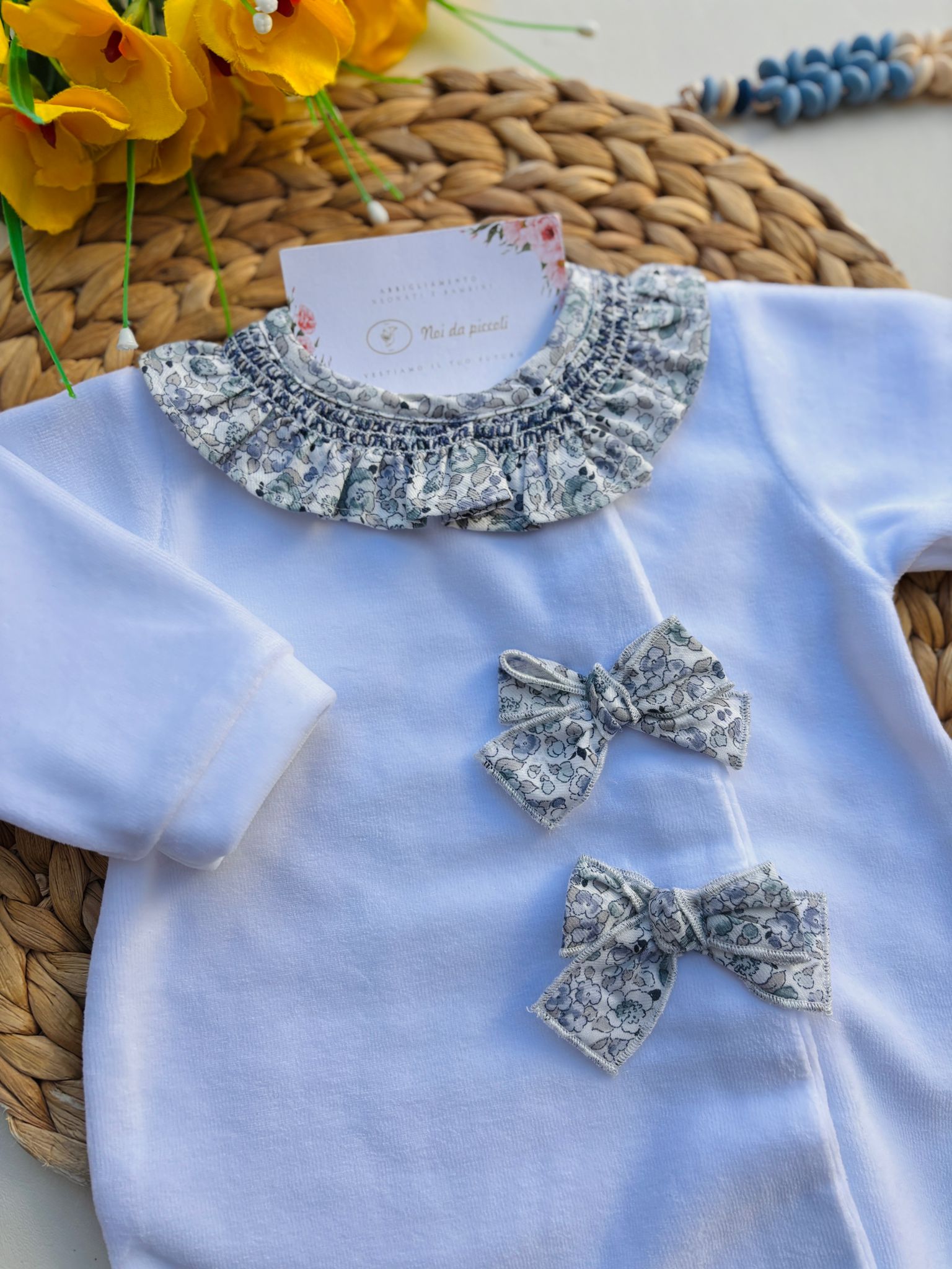 TUTINA IN CINIGLIA CON FIOCCHETTINI E COLLETTO FLOREALE BIANCO BLU - Noi da piccoli