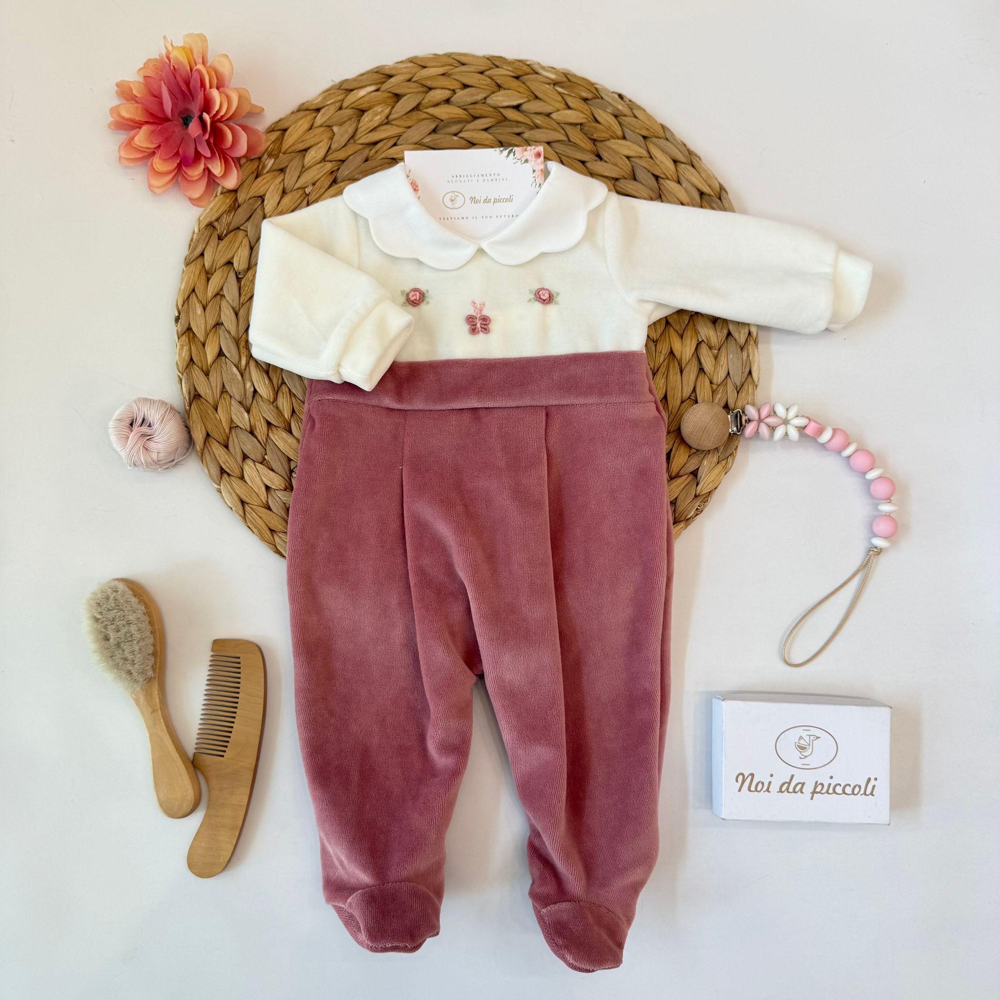TUTINA IN CINIGLIA MALVA CON COLLETTO VOLANT E DELICATI FIORELLINI ROSA E VERDI - Noi da piccoli