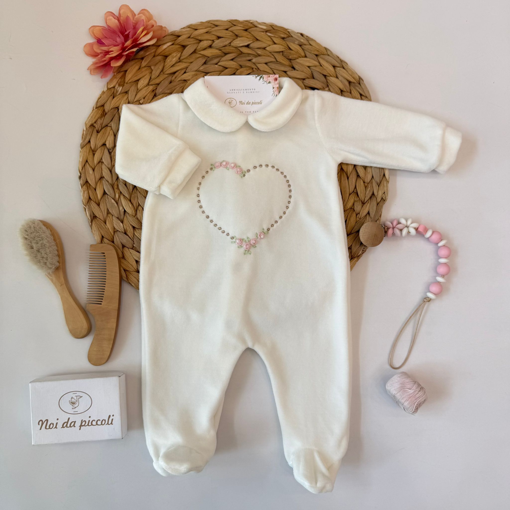 TUTINA IN CINIGLIA PANNA CON RAFFINATO RICAMO A FORMA DI CUORE - Noi da piccoli