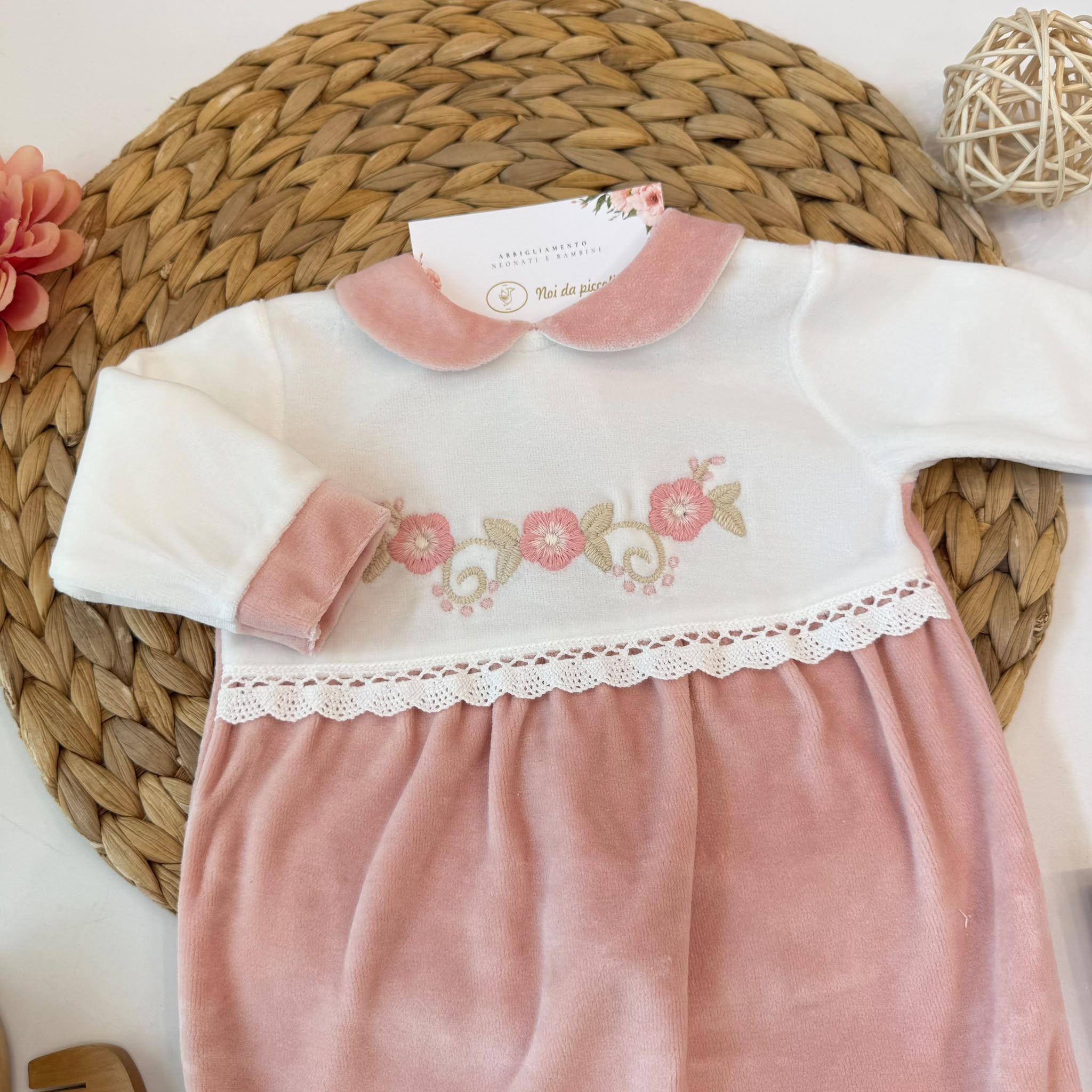 TUTINA IN CINIGLIA ROSA CON RAFFINATO BORDO FLOREALE E BORDO IN PIZZO - Noi da piccoli