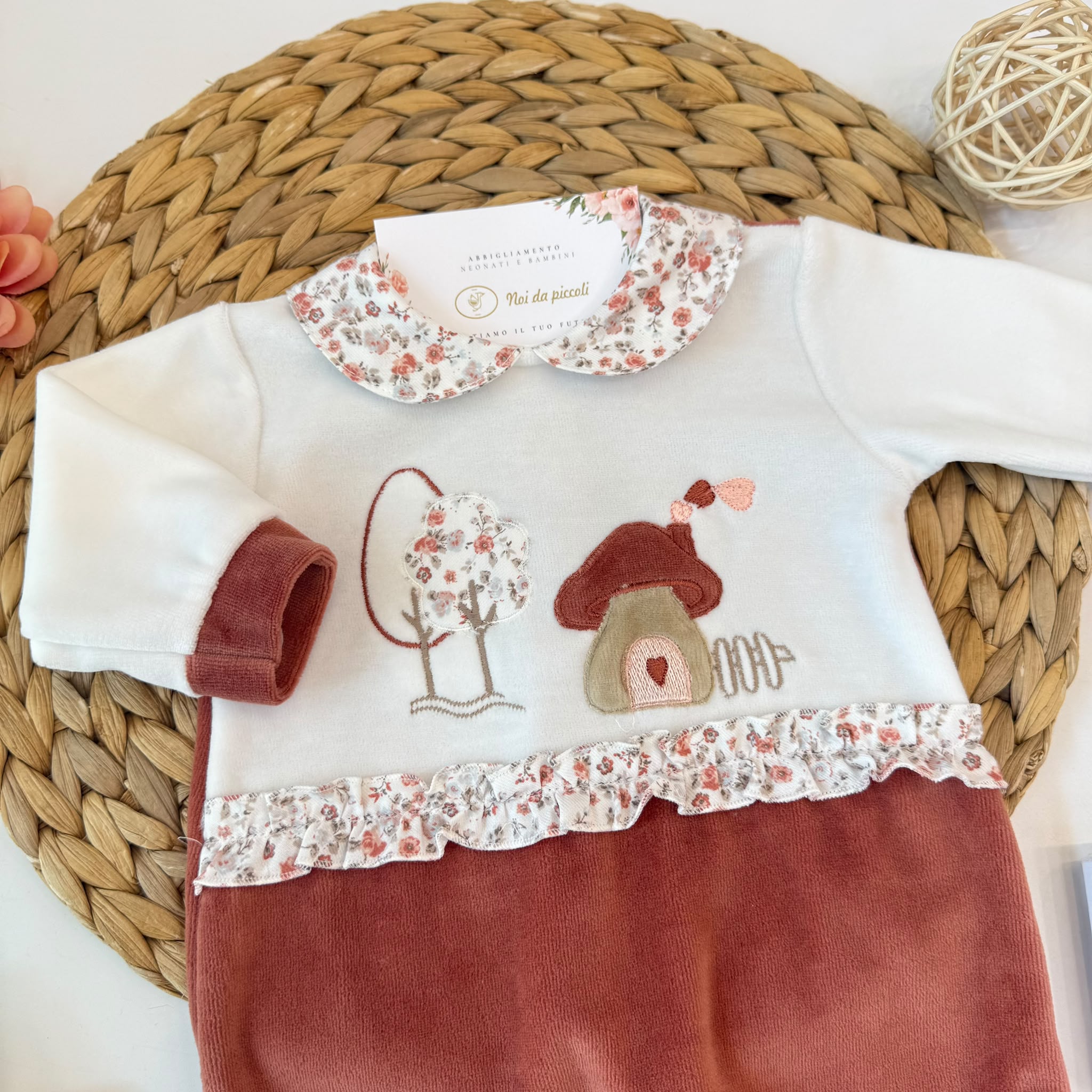 TUTINA IN CINIGLIA RUGGINE CON COLLETTO FLOREALE E DOLCE RICAMO FRONTALE CON ALBERELLI E FUNGHETTILI - Noi da piccoli