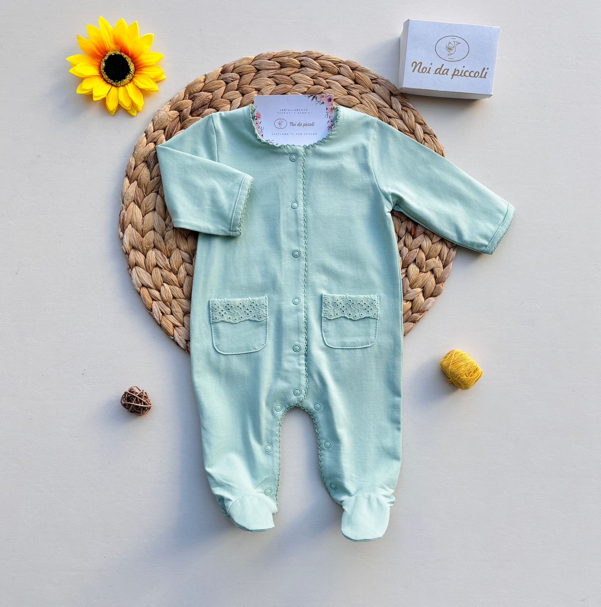 TUTINA IN COTONE ANTIPANICO CON FIORELLINI RICAMATI SULLE TASCHINE VERDE - Noi da piccoli