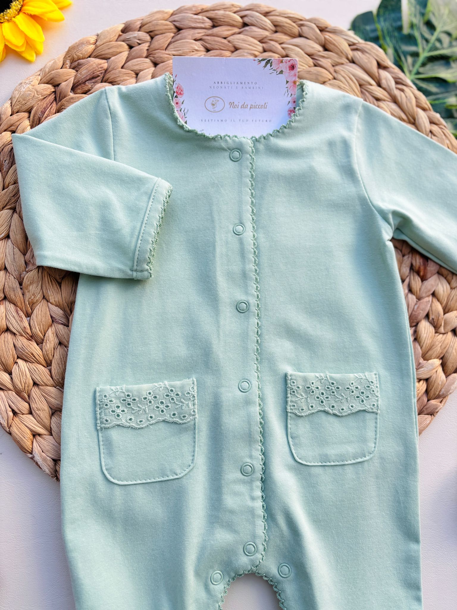 TUTINA IN COTONE ANTIPANICO CON FIORELLINI RICAMATI SULLE TASCHINE VERDE - Noi da piccoli