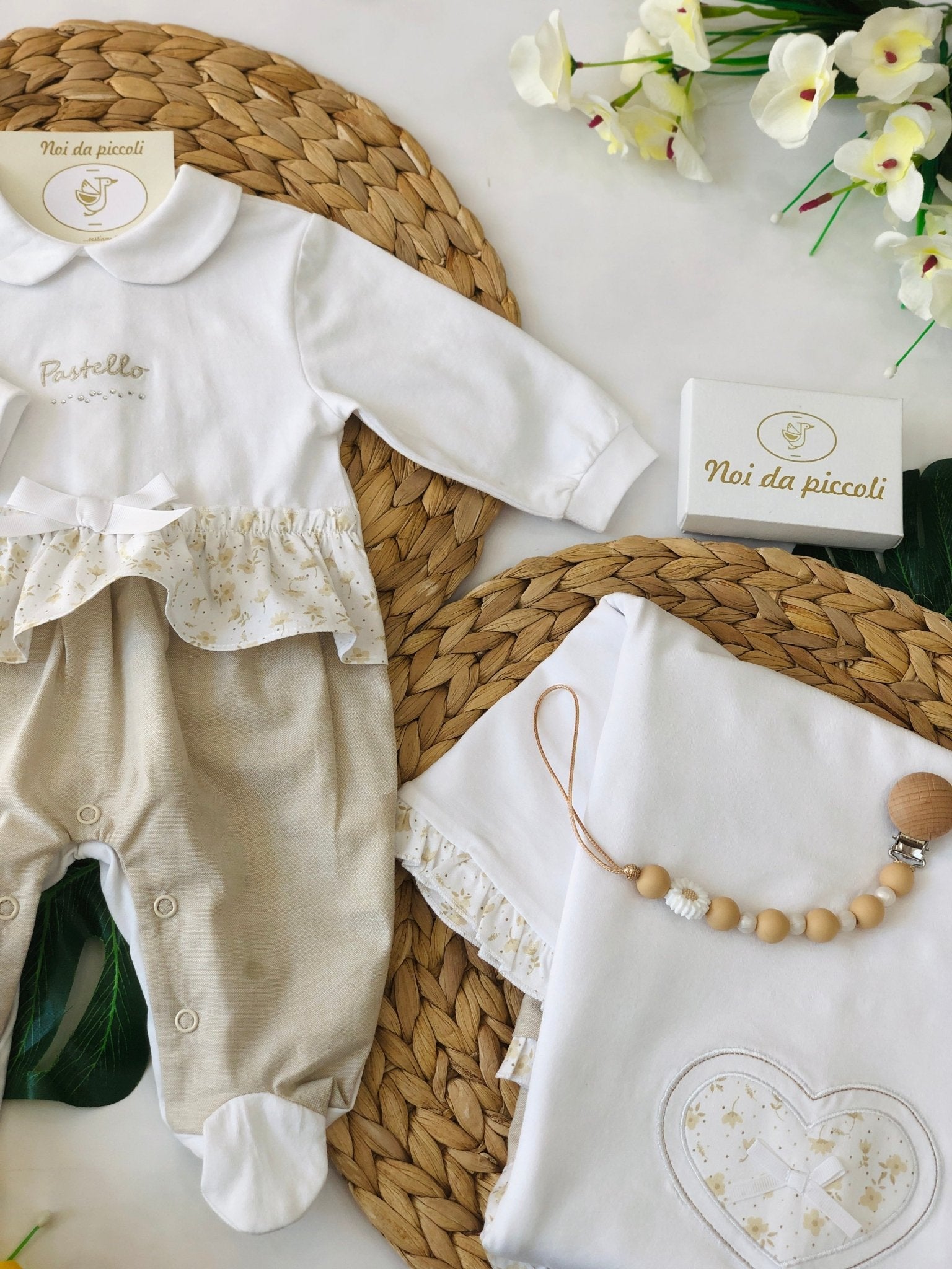 TUTINA IN COTONE BIANCO E FIORELLINI BEIGE - Noi da piccoli