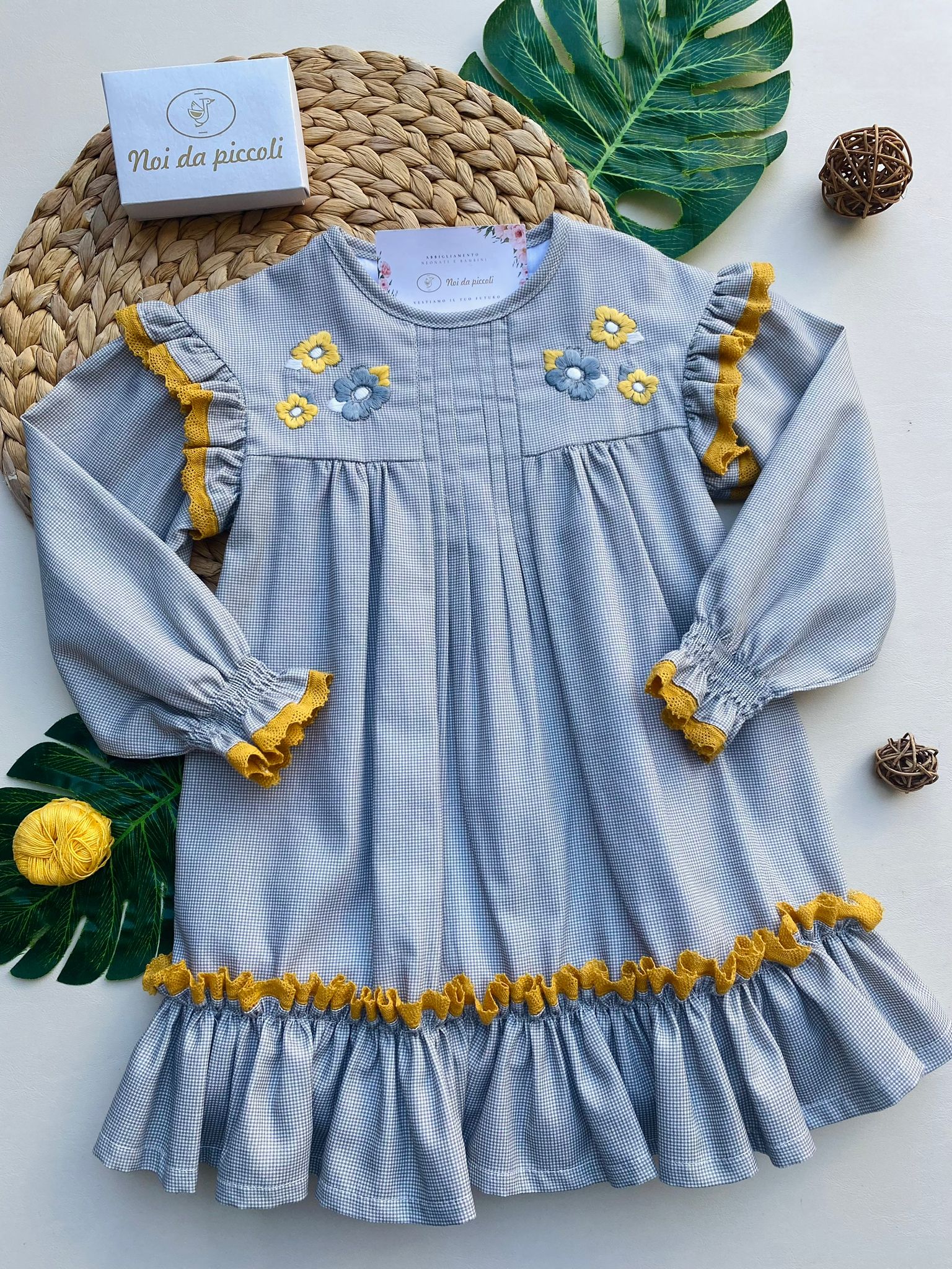 VESTINA A QUADRONI E FIORELLINI FILATO CALDO GRIS ORO - Noi da piccoli