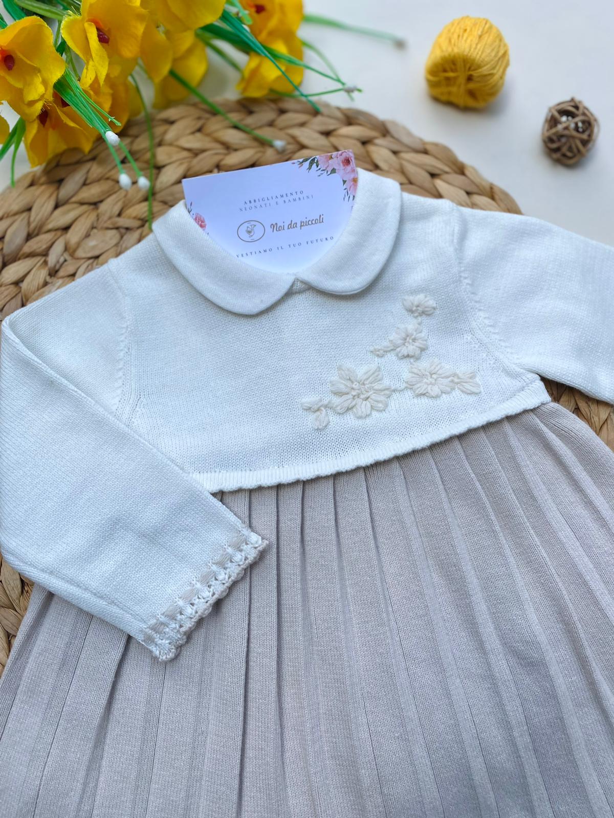 VESTINA BICOLOR CON FIORELLINI FILATO CALDO BEIGE - Noi da piccoli