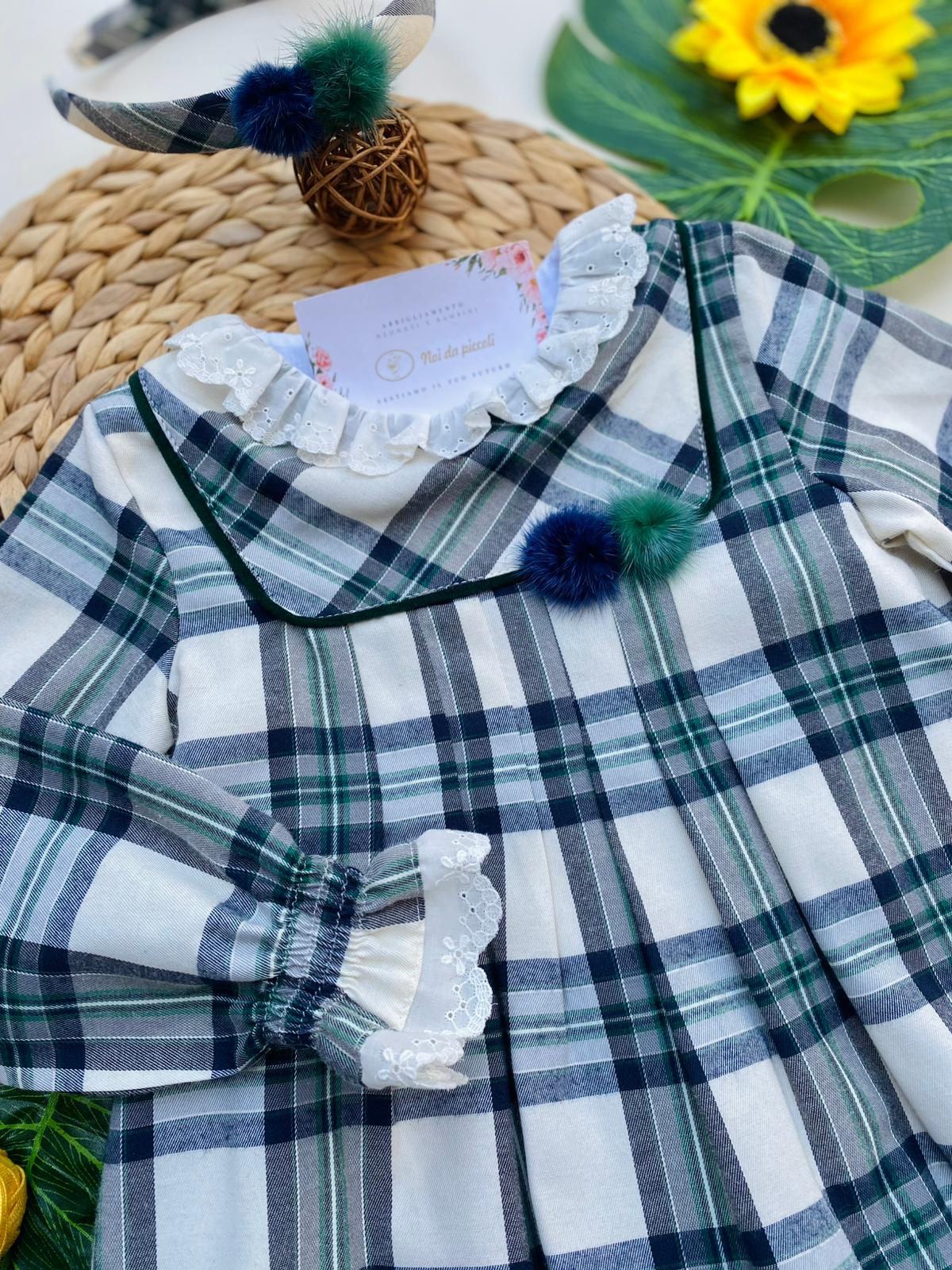 VESTINA CON COLLETTO BIANCO A FIORELLINI FILATO CALDO VERDE QUADRONI - Noi da piccoli