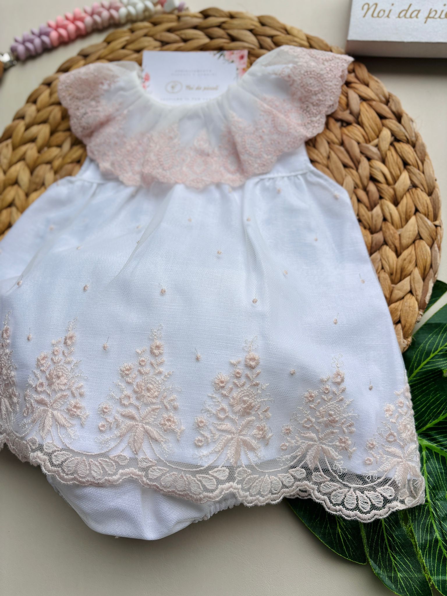 VESTINA CON CULOTTINA IN COTONE E LINO CON RICAMI ELEGANTI E PUNTI NODINI BIANCO ROSA - Noi da piccoli