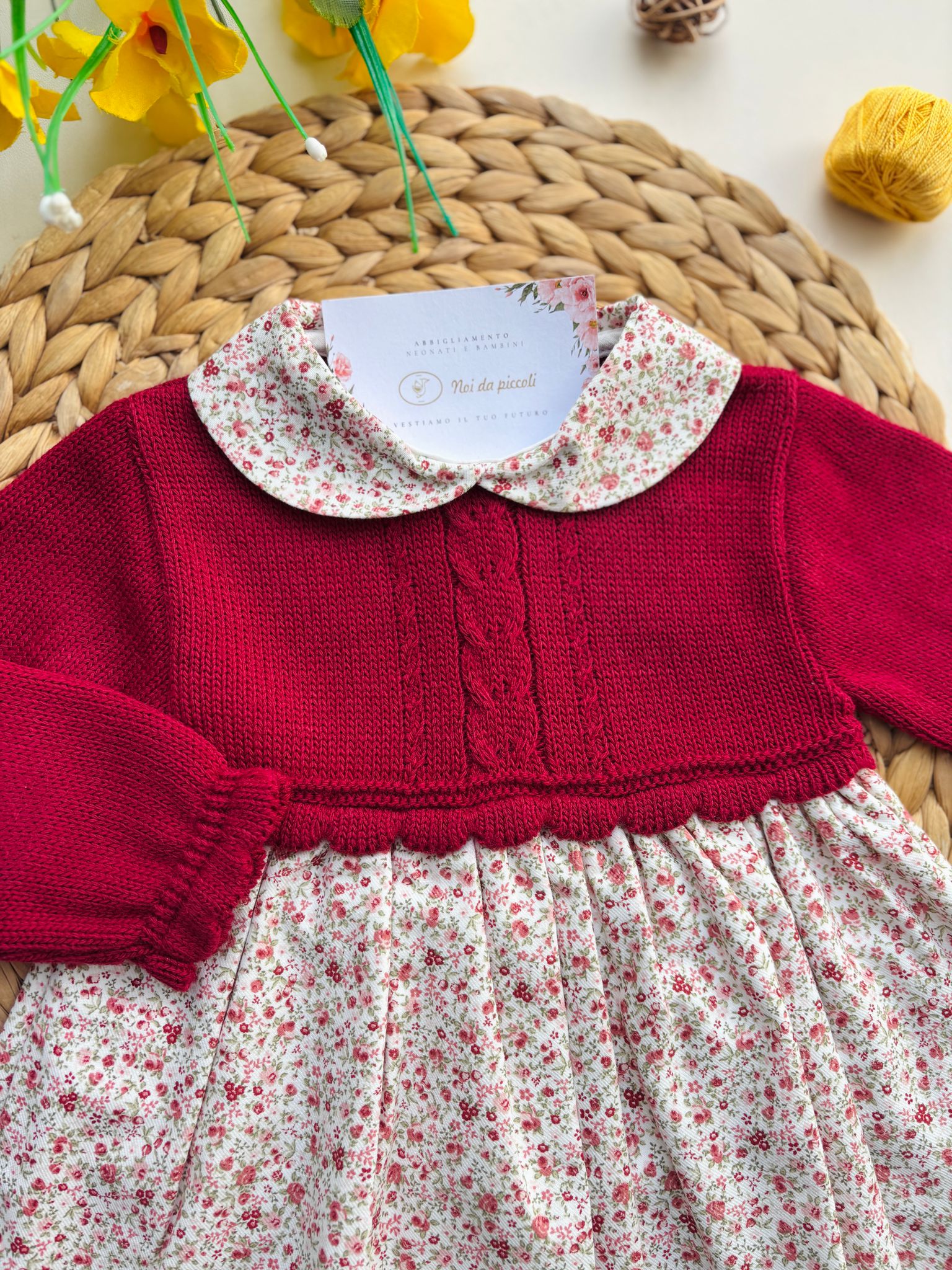 VESTINA CON FIORELLINI FILATO CALDO BORDEAUX - Noi da piccoli
