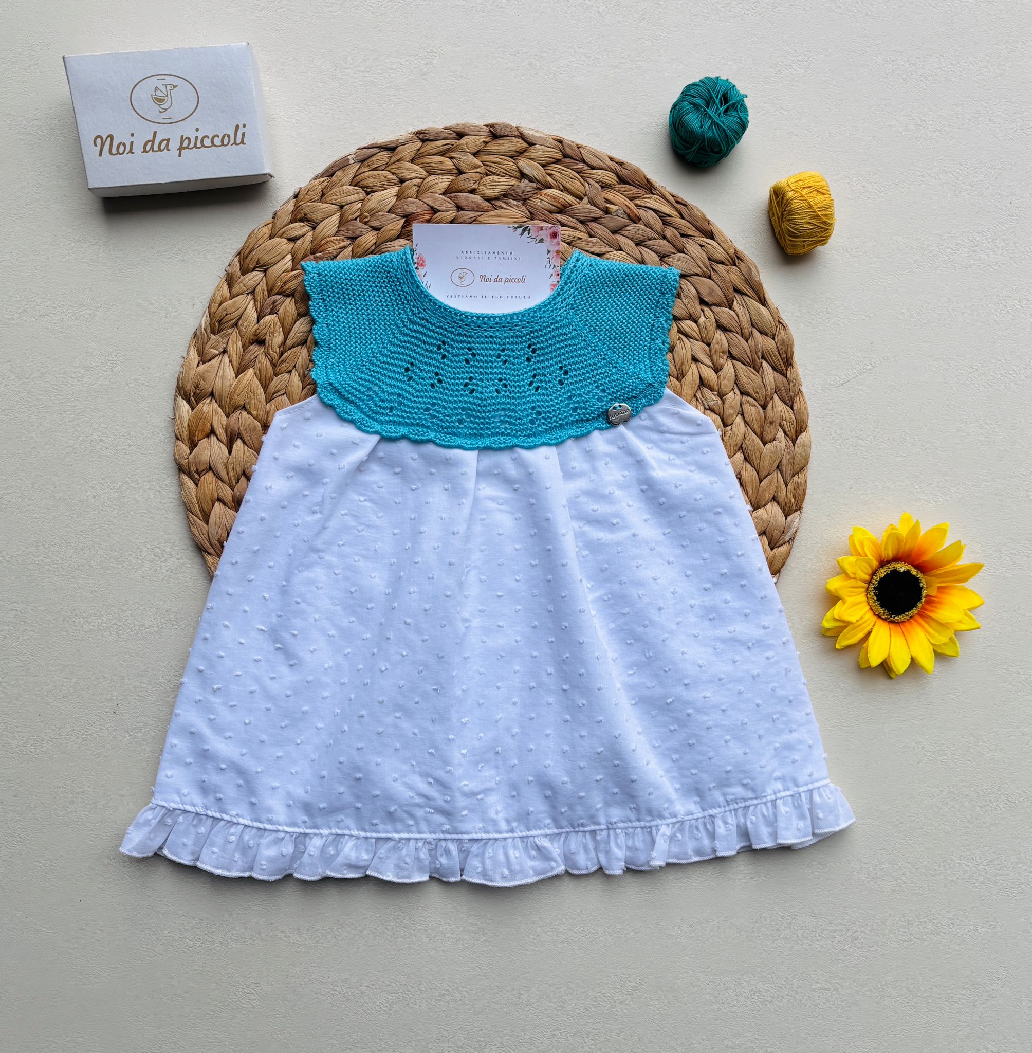 VESTINA IN COTONE BICOLOR CON PUNTI NODINI BIANCO E TURCHESE - Noi da piccoli