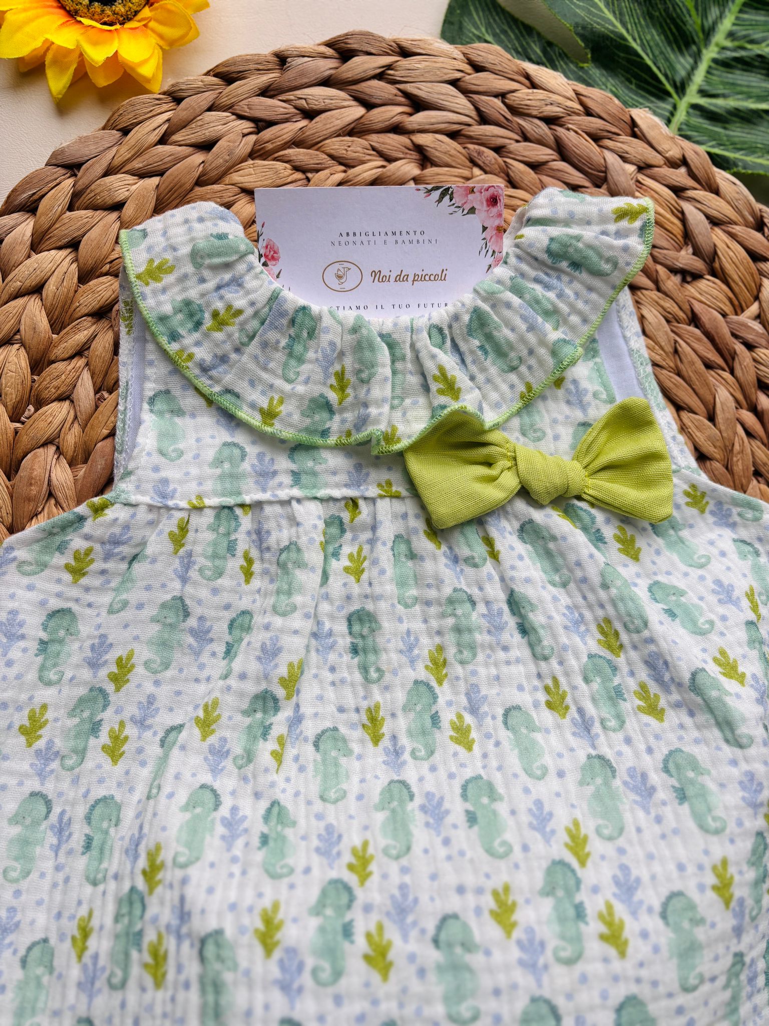 VESTINA IN COTONE CON ANIMALINI E FIOCCHETTO LATERALE CON CULOTTE ABBINATA VERDE - Noi da piccoli