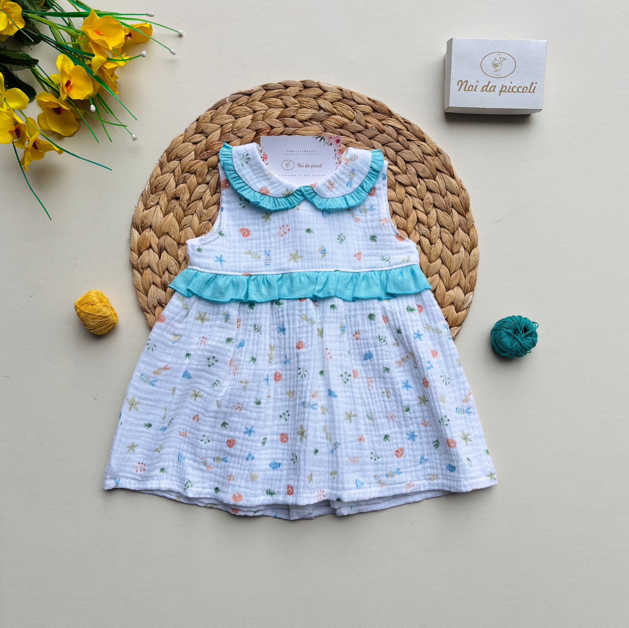 VESTINA IN COTONE CON DISEGNINI COLORATI E FASCIA CENTRALE A RICCIO TURCHESE - Noi da piccoli