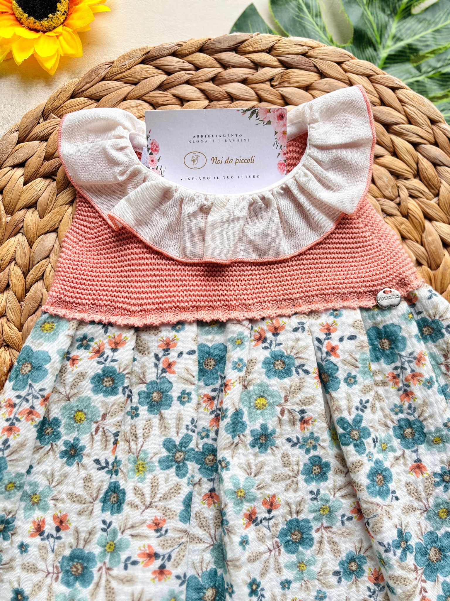 VESTINA IN COTONE CON FIORELLINI E COLLETTO A VOLANT SALMONE - Noi da piccoli