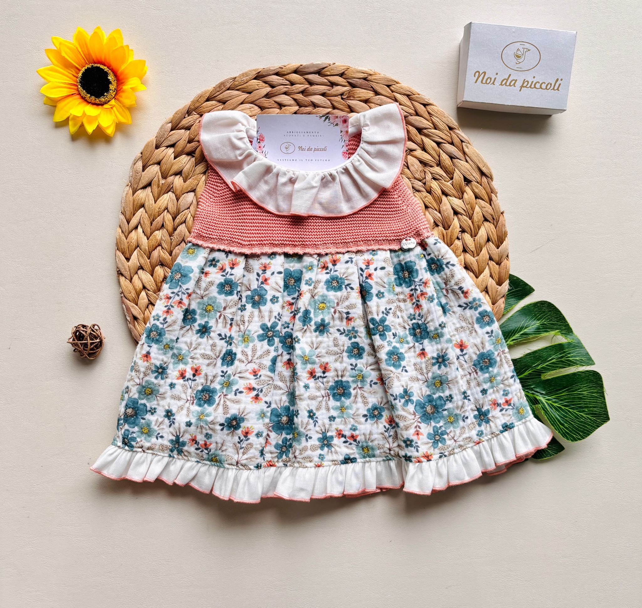 VESTINA IN COTONE CON FIORELLINI E COLLETTO A VOLANT SALMONE - Noi da piccoli