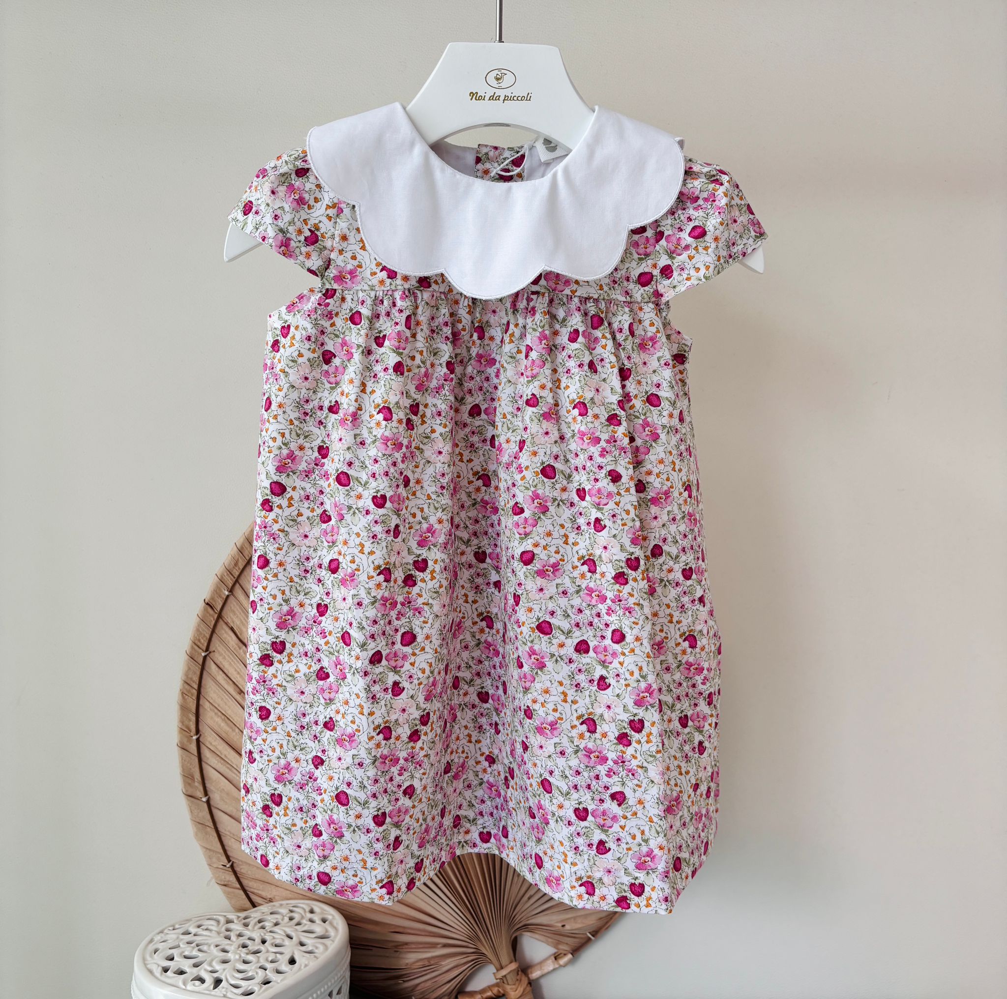 VESTINA IN COTONE CON FIORELLINI E FRAGOLE MAGENTA - Noi da piccoli