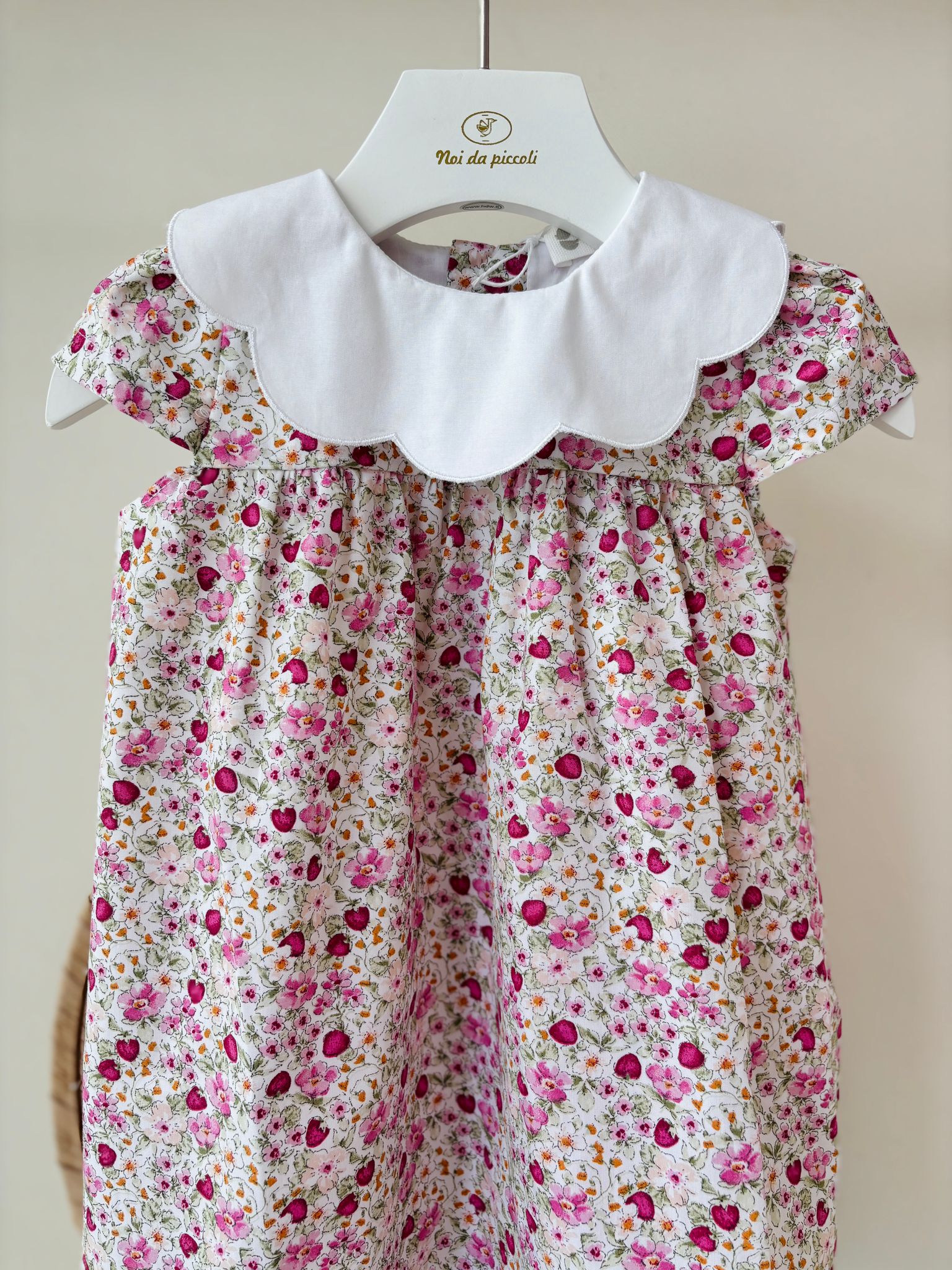 VESTINA IN COTONE CON FIORELLINI E FRAGOLE MAGENTA - Noi da piccoli