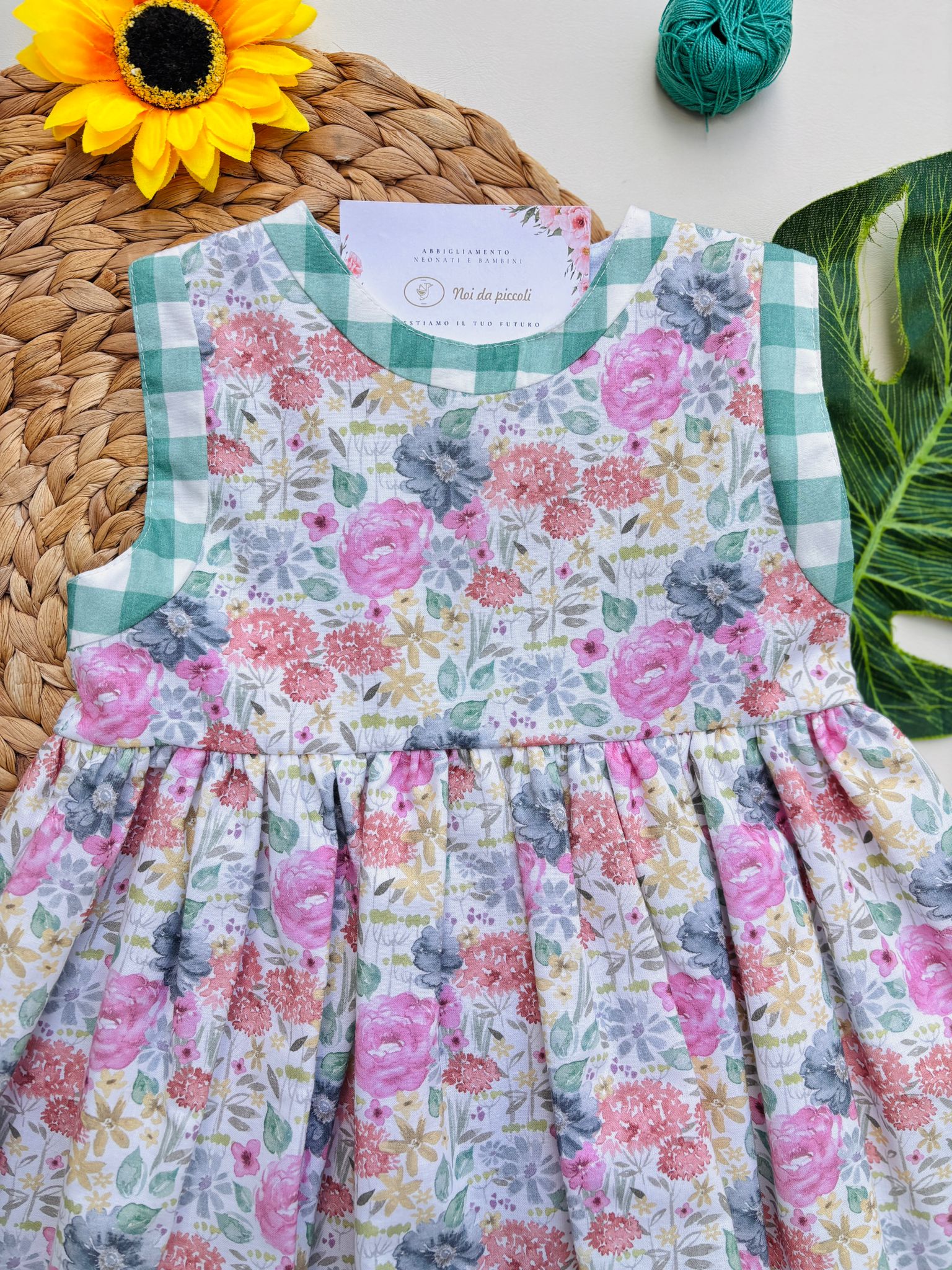 VESTINA IN COTONE CON FLOREALE ON FIOCCHETTINO E CULOTTINA A QUADRONI VERDE - Noi da piccoli