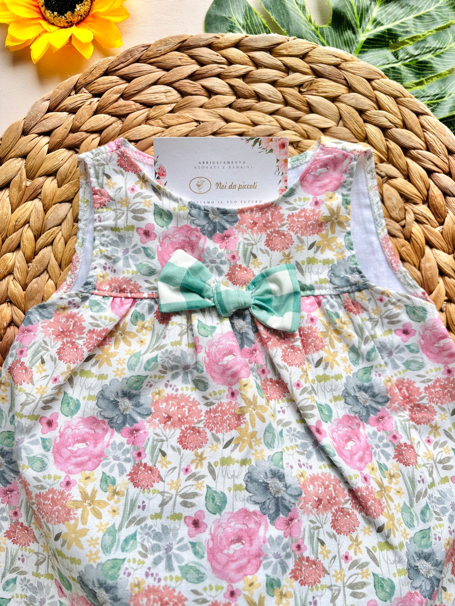 VESTINA IN COTONE CON FLOREALE ON FIOCCHETTINO E CULOTTINA A QUADRONI VERDE - Noi da piccoli