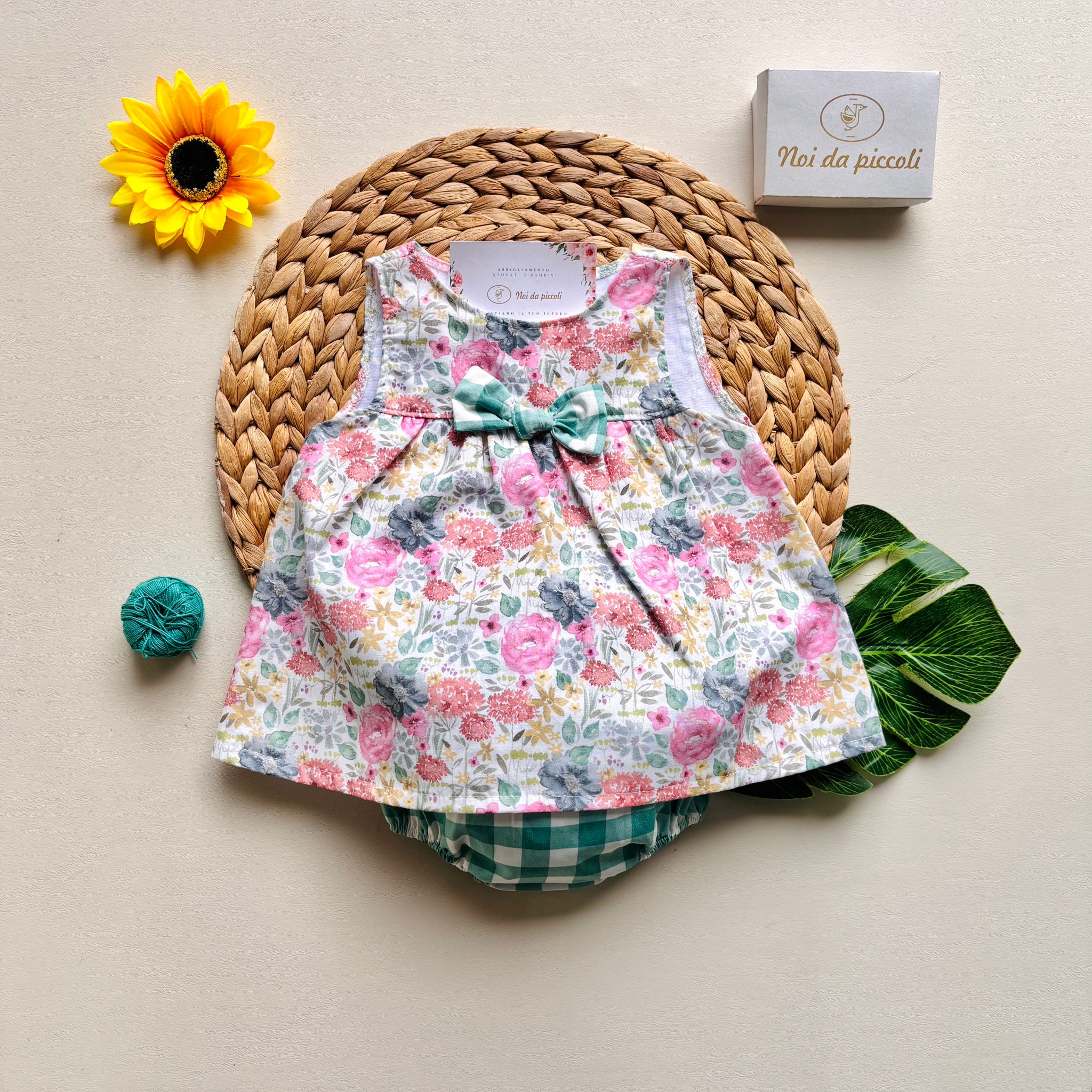 VESTINA IN COTONE CON FLOREALE ON FIOCCHETTINO E CULOTTINA A QUADRONI VERDE - Noi da piccoli