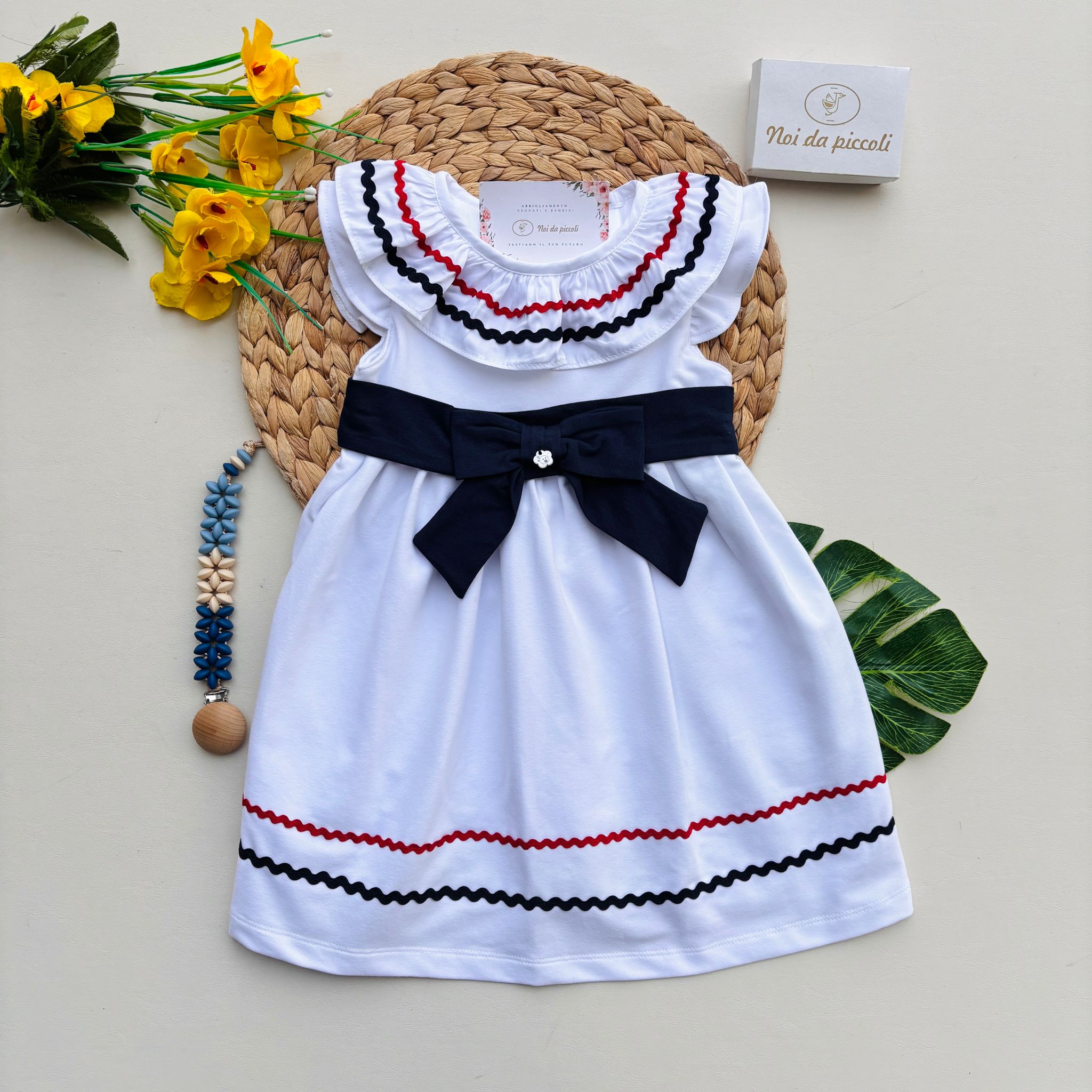 VESTINA IN COTONE CON RICAMI E FASCIA CON FIOCCO BIANCO BLU - Noi da piccoli