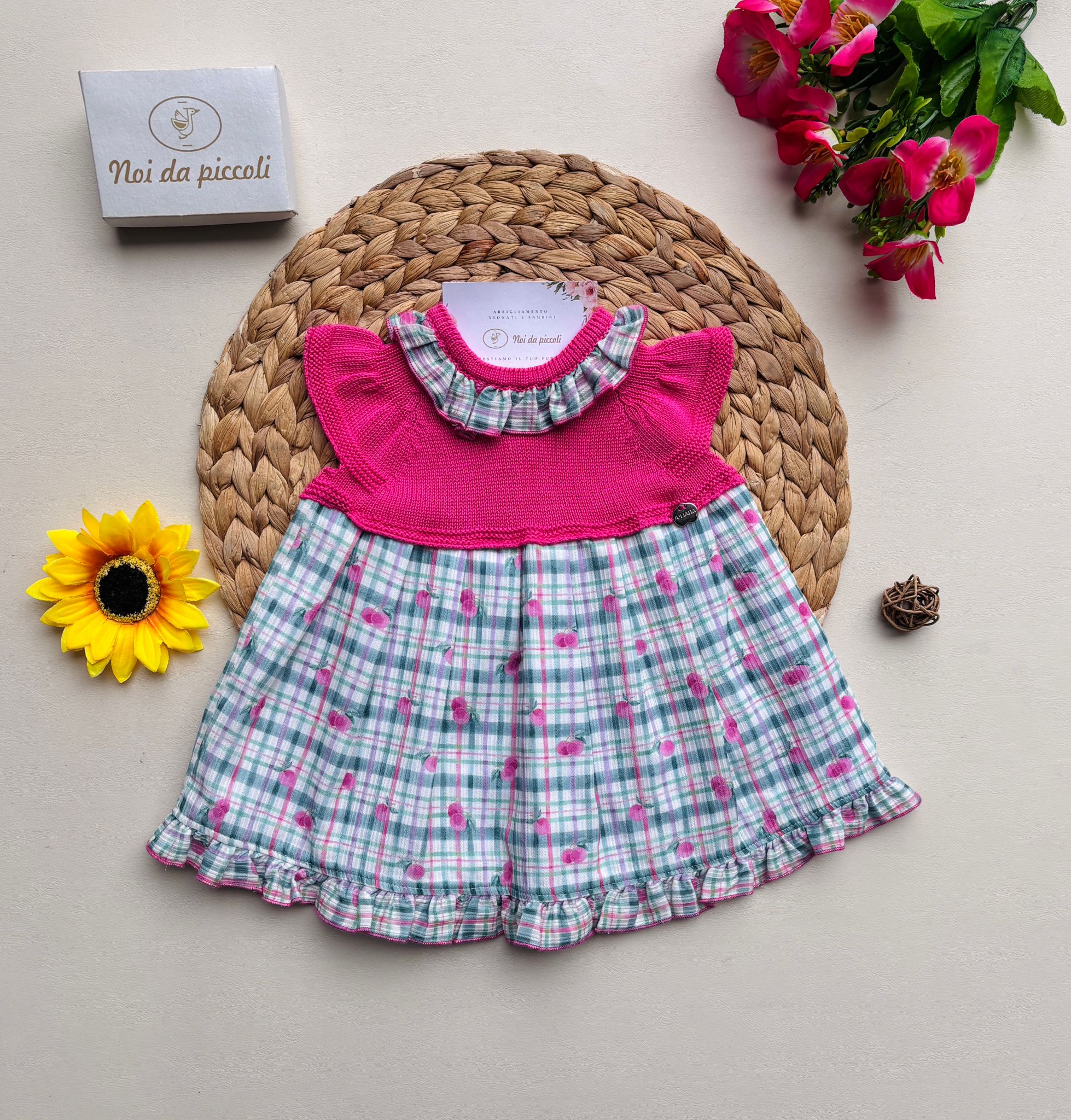 VESTINA IN COTONE E ACRILICO A QUADRONI CON CILIEGINE FUCSIA - Noi da piccoli