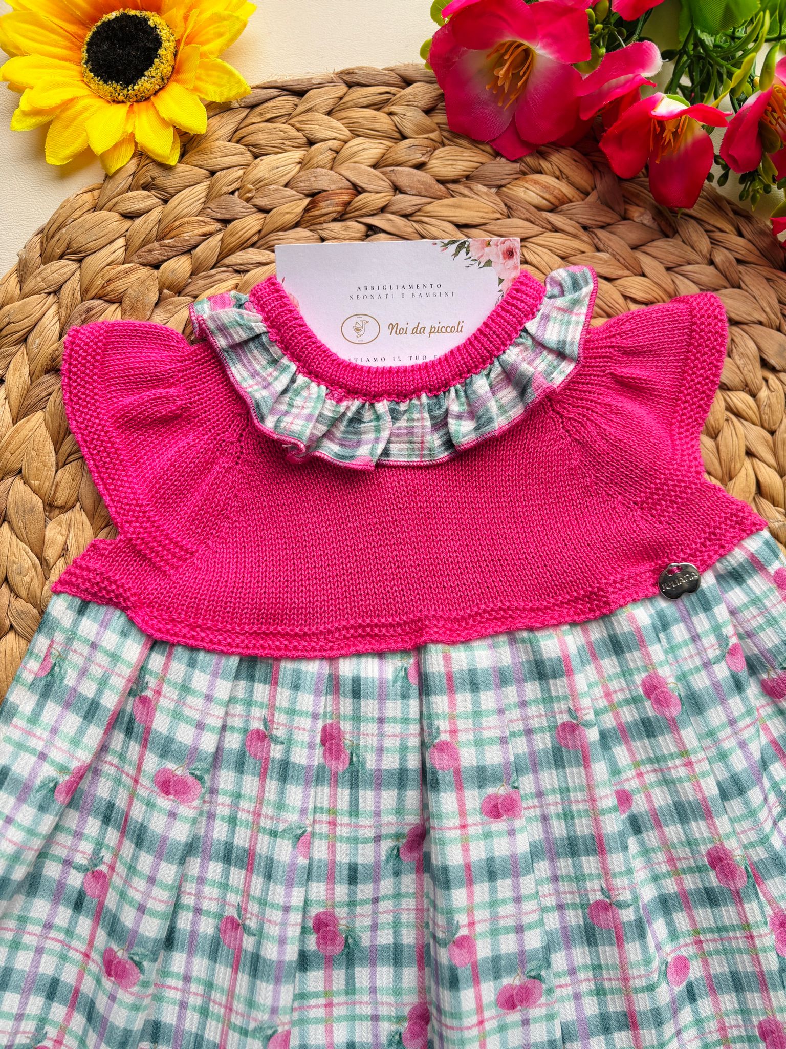 VESTINA IN COTONE E ACRILICO A QUADRONI CON CILIEGINE FUCSIA - Noi da piccoli