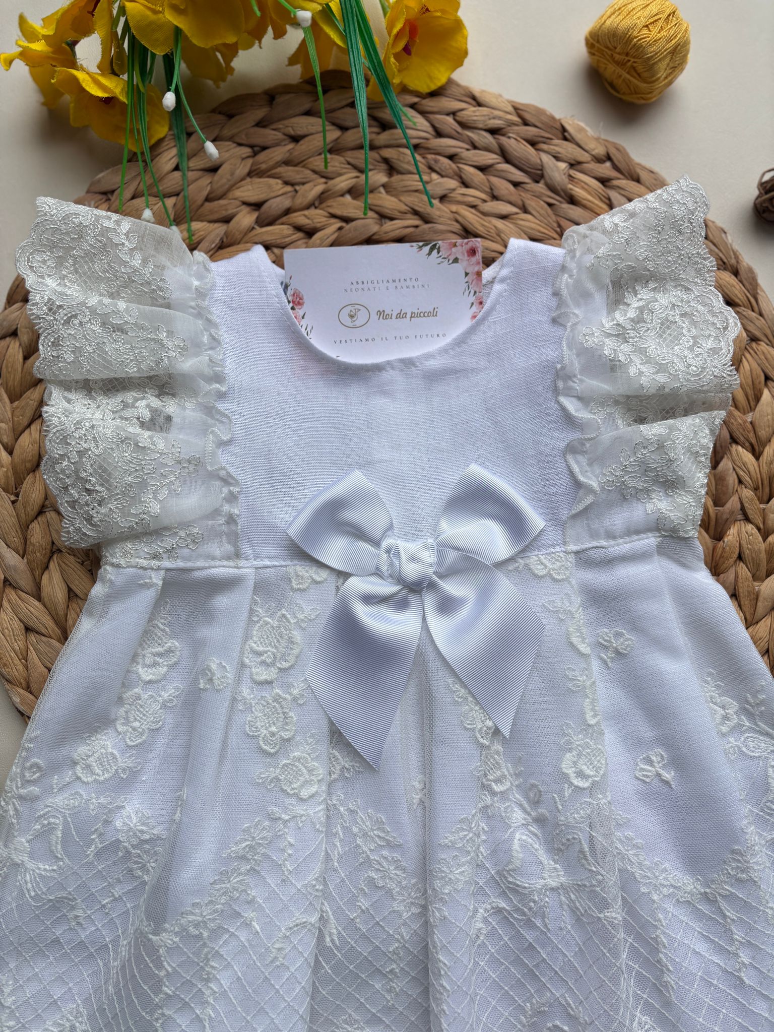 VESTINA IN COTONE E LINO A GIRO MANICA CON RICAMI ELEGANTI E FIOCCHETTO CENTRALE BLANCO - Noi da piccoli