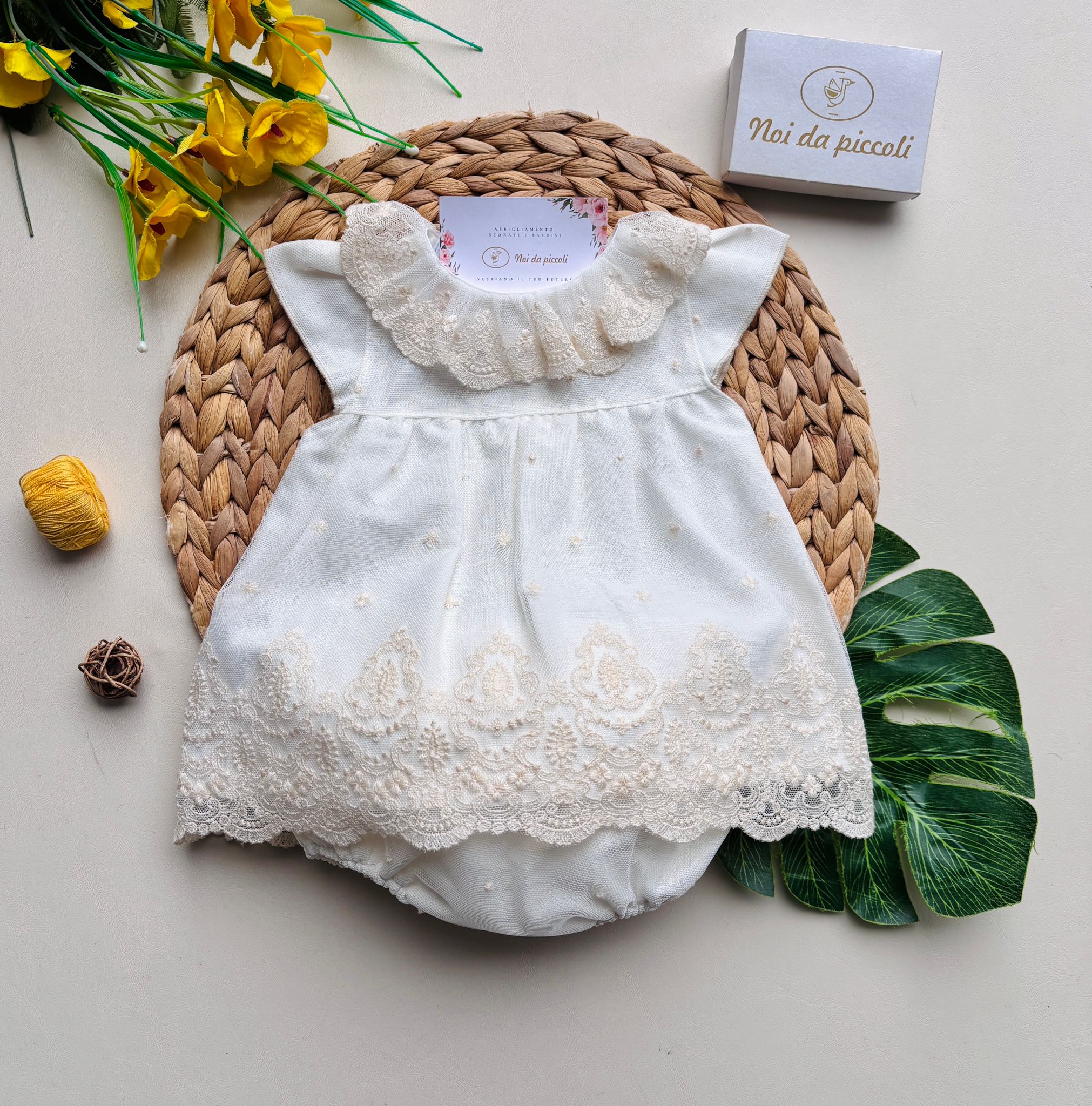 VESTINA IN COTONE E LINO CON PARTICOLARI RICAMI AVORIO E CULOTTINA ABBINATA CRUDO AVORIO - Noi da piccoli