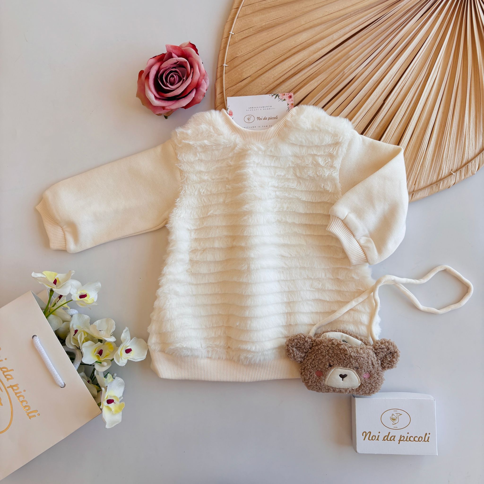 VESTINA IN FILATO CALDO CON PELLICCETTA E ACCESSORIO ABBINATO A FORMA DI ORSETTO PANNA - Noi da piccoli