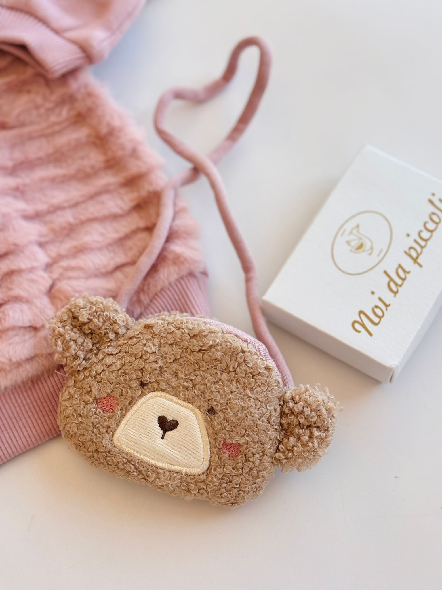 VESTINA IN FILATO CALDO CON PELLICCETTA E ACCESSORIO ABBINATO A FORMA DI ORSETTO ROSA - Noi da piccoli