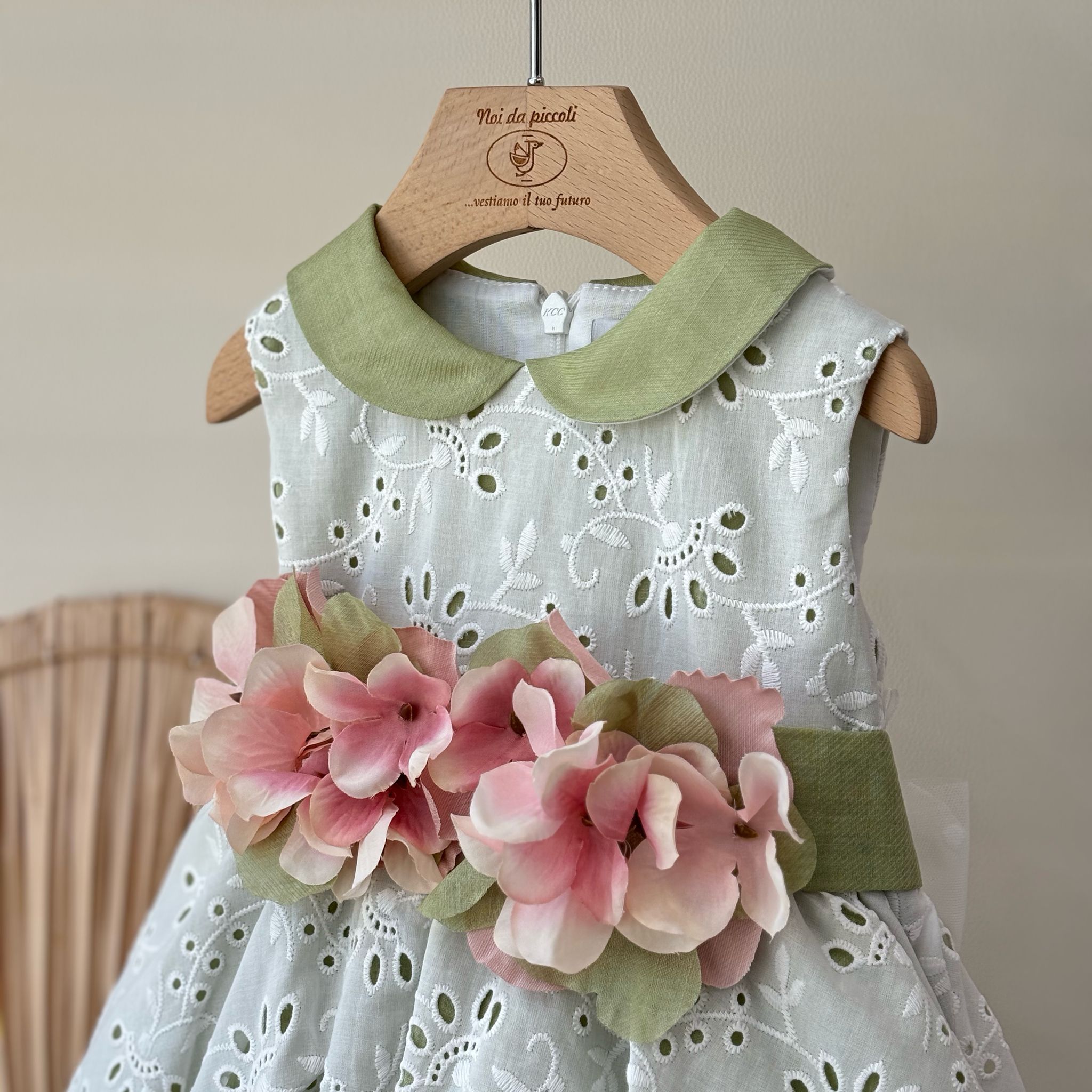 vestito cerimoniale bianco e verde con fiorellini rosa centrali - Noi da piccoli