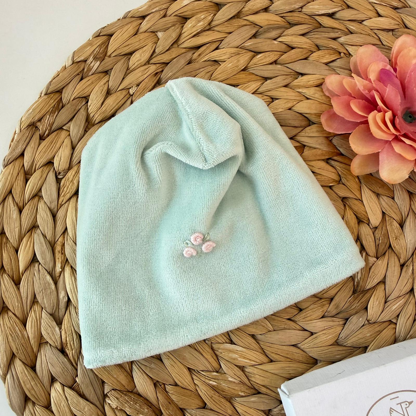 CAPPELLO IN CINIGLIA VERDE ACQUA CON DESIGN RAFFINATO E DELICATO