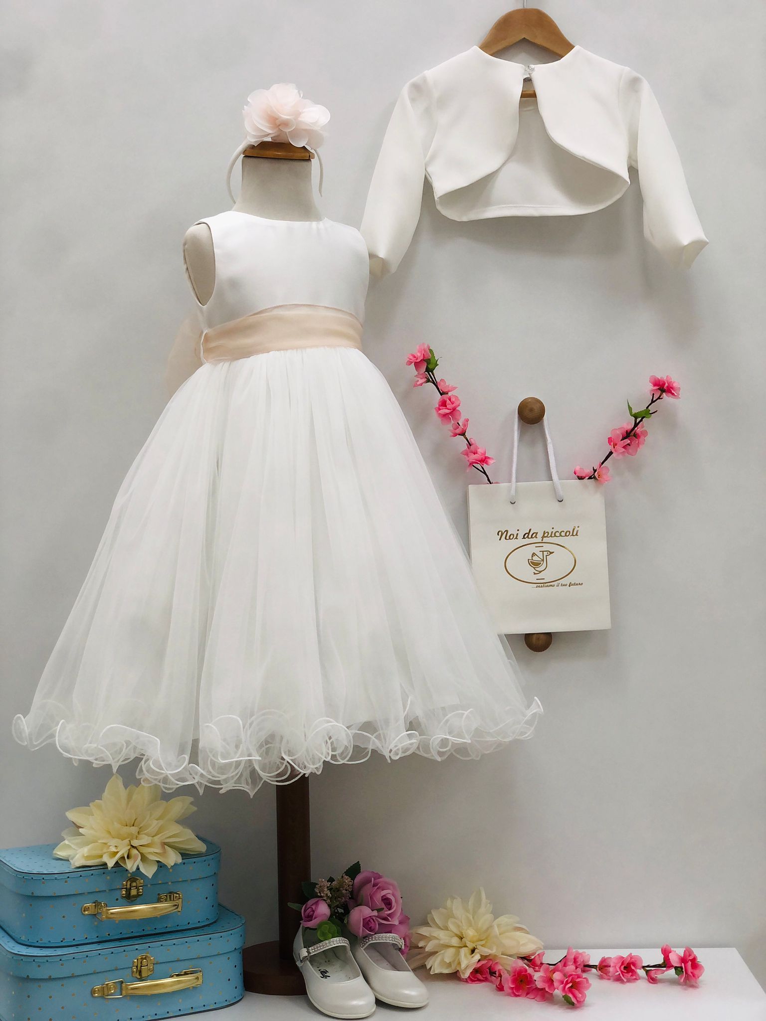 ELEGANT WHITE DRESS WITH TULLE BAND AND FLOWER
