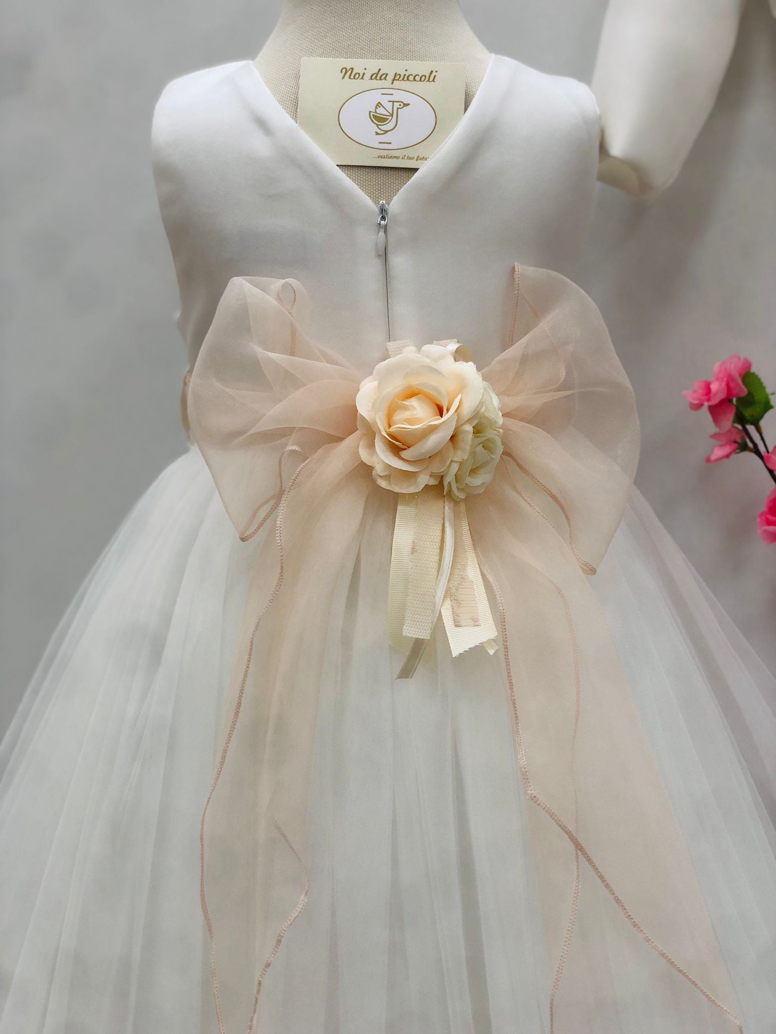 ABITINO ELEGANTE BIANCO CON FASCIA IN TULLE E FIORE