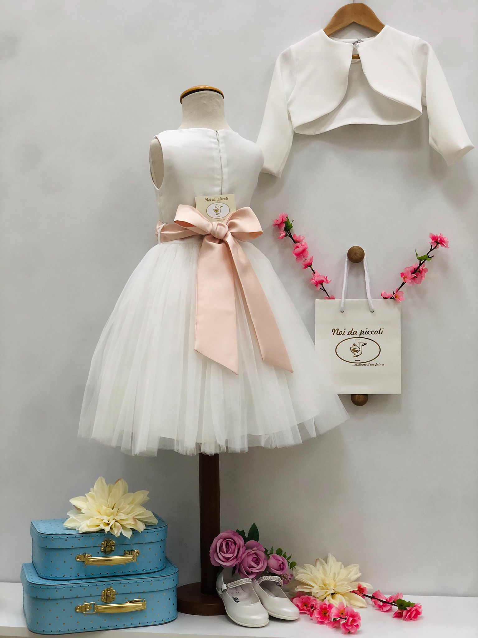 ELEGANT WHITE DRESS WITH HEADBAND FULL OF ROSES