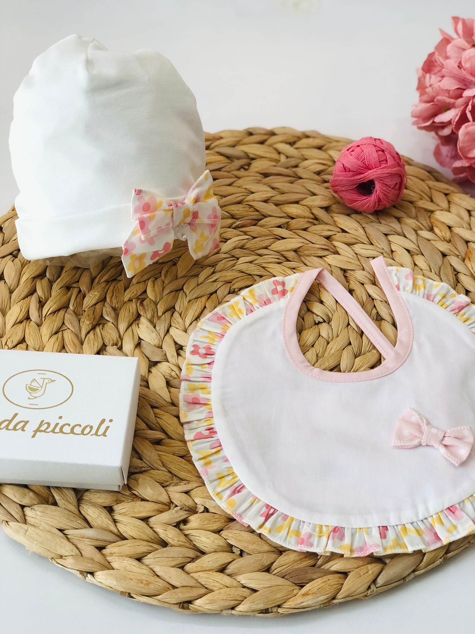 BAVETTO CON FIORI ROSA E GIALLI - Noi da piccoli