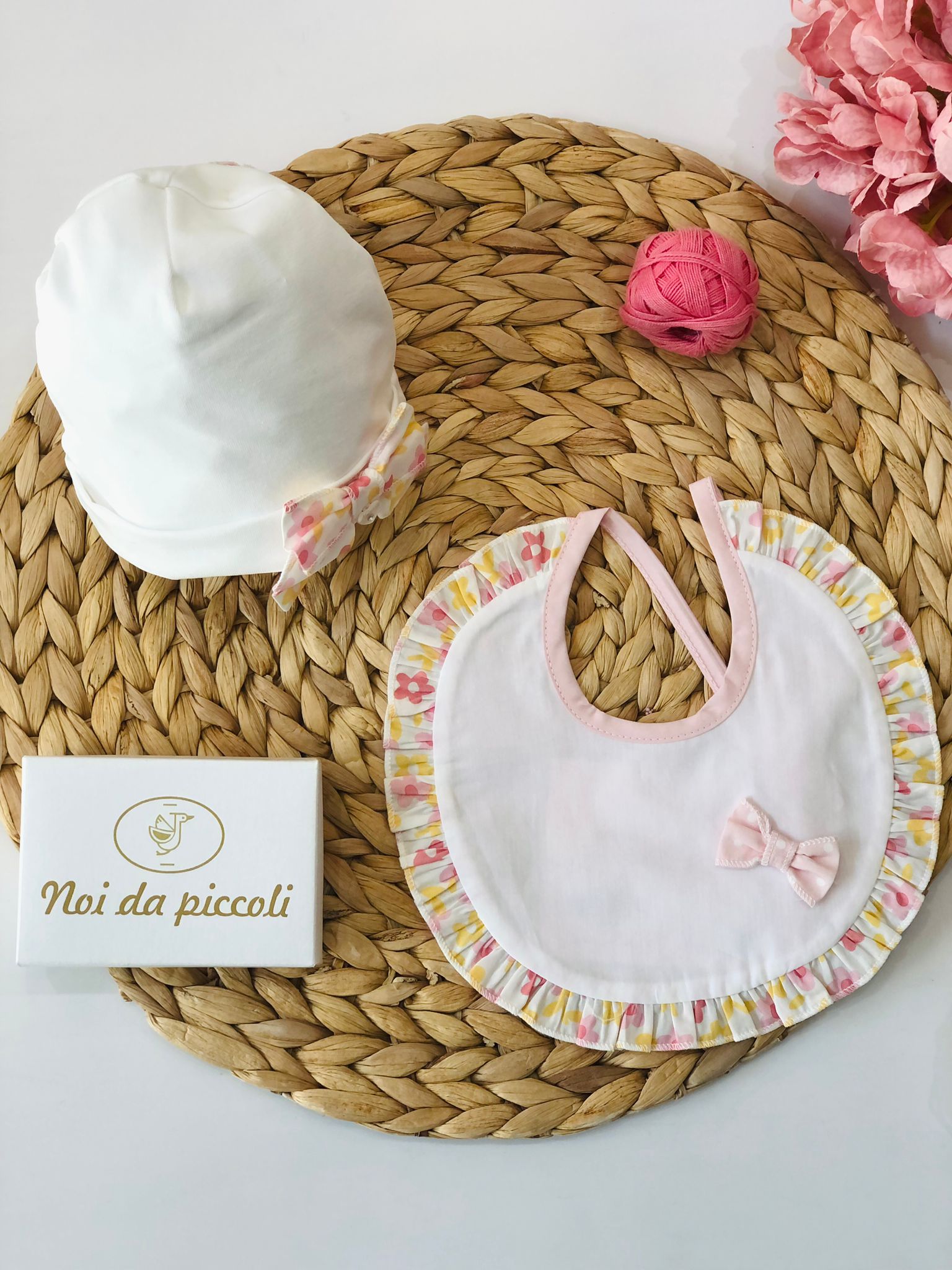 BAVETTO CON FIORI ROSA E GIALLI - Noi da piccoli