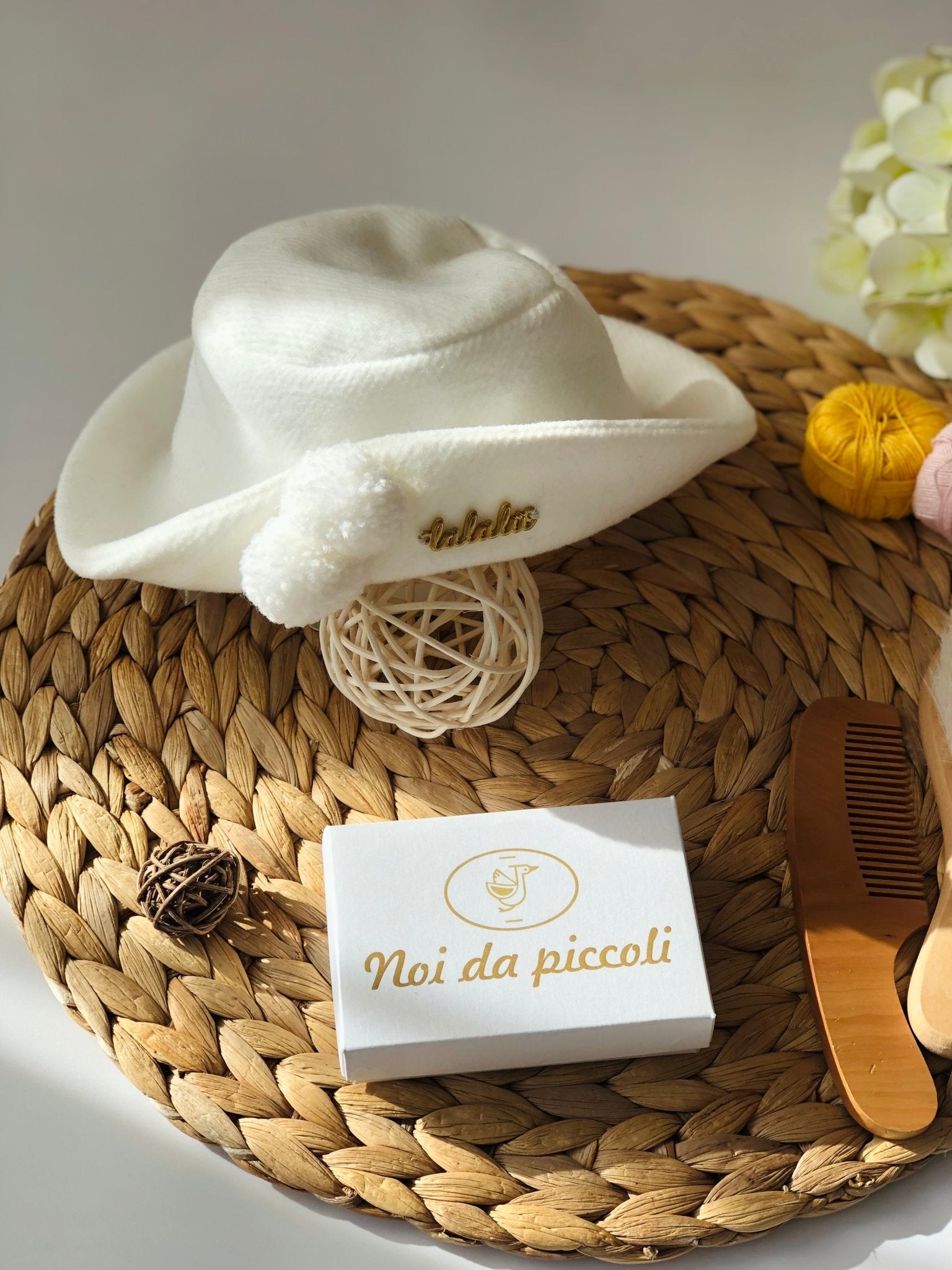 CAPPELLINO BIANCO CON DUE PON POM - Noi da piccoli