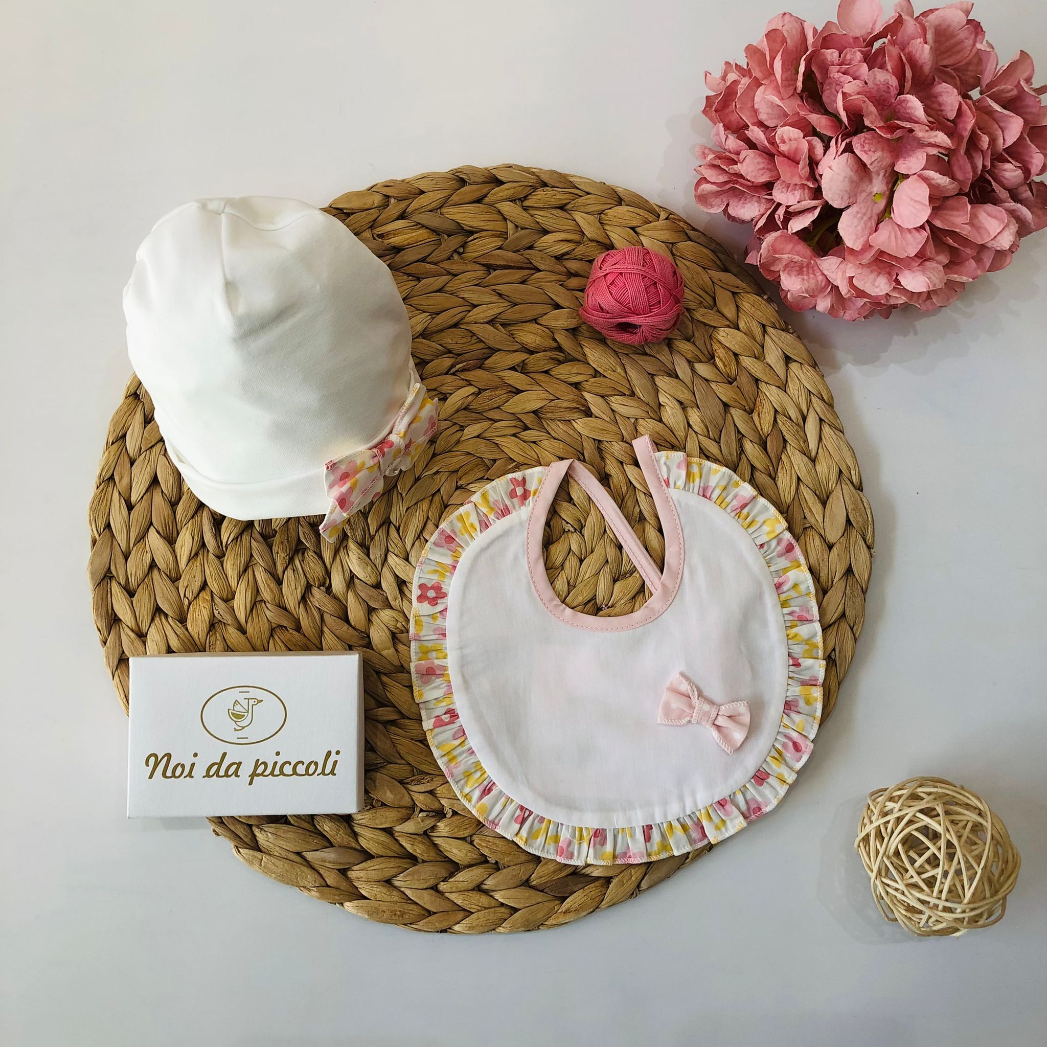 CAPPELLINO BIANCO CON FIOCCHETTO FIORI ROSA E GIALLI - Noi da piccoli