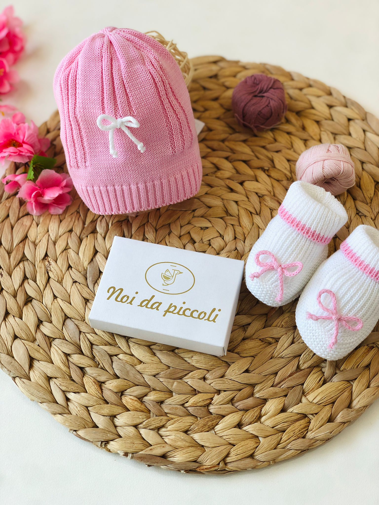 CAPPELLINO ROSA CON FIOCCHETTI IN FILO - Noi da piccoli