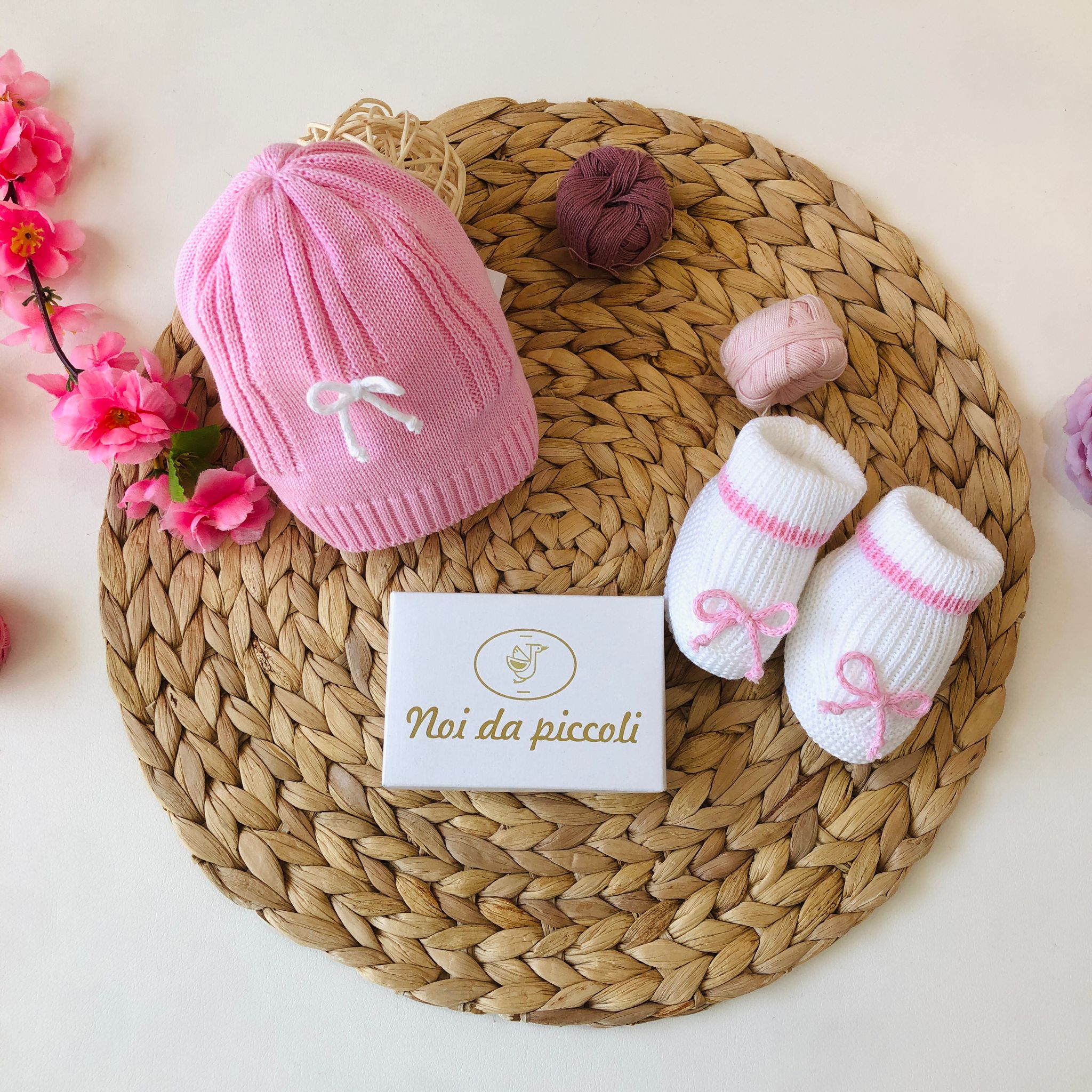 CAPPELLINO ROSA CON FIOCCHETTI IN FILO - Noi da piccoli