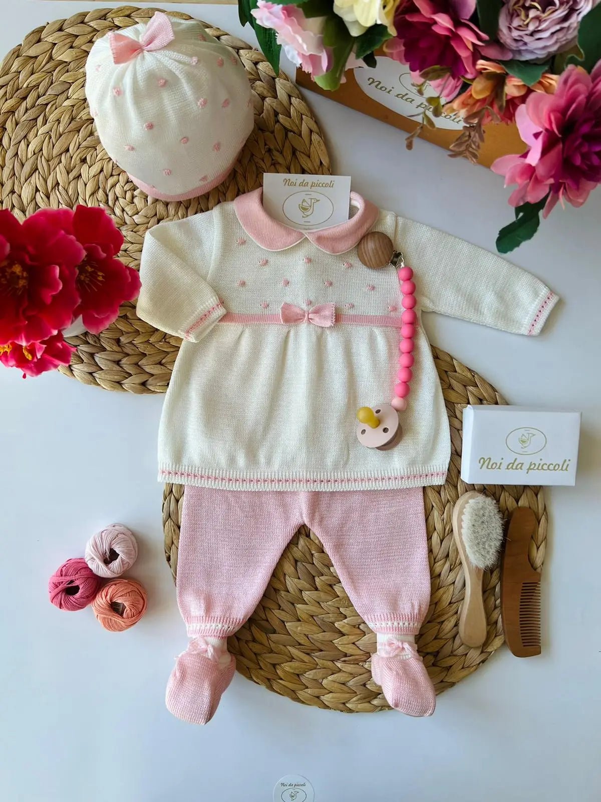 COMPLETO 2 PZ + SET BABBUCCE E CAPPELLINO VANIGLIA ROSA PESCO - Noi da piccoli