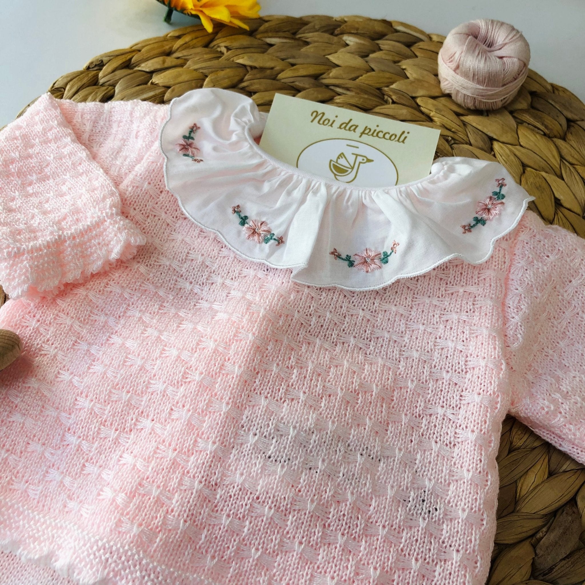 COMPLETO 2PZ IN FILATO ROSA CON COLLO BIANCO RICAMATO POLAINA - Noi da piccoli