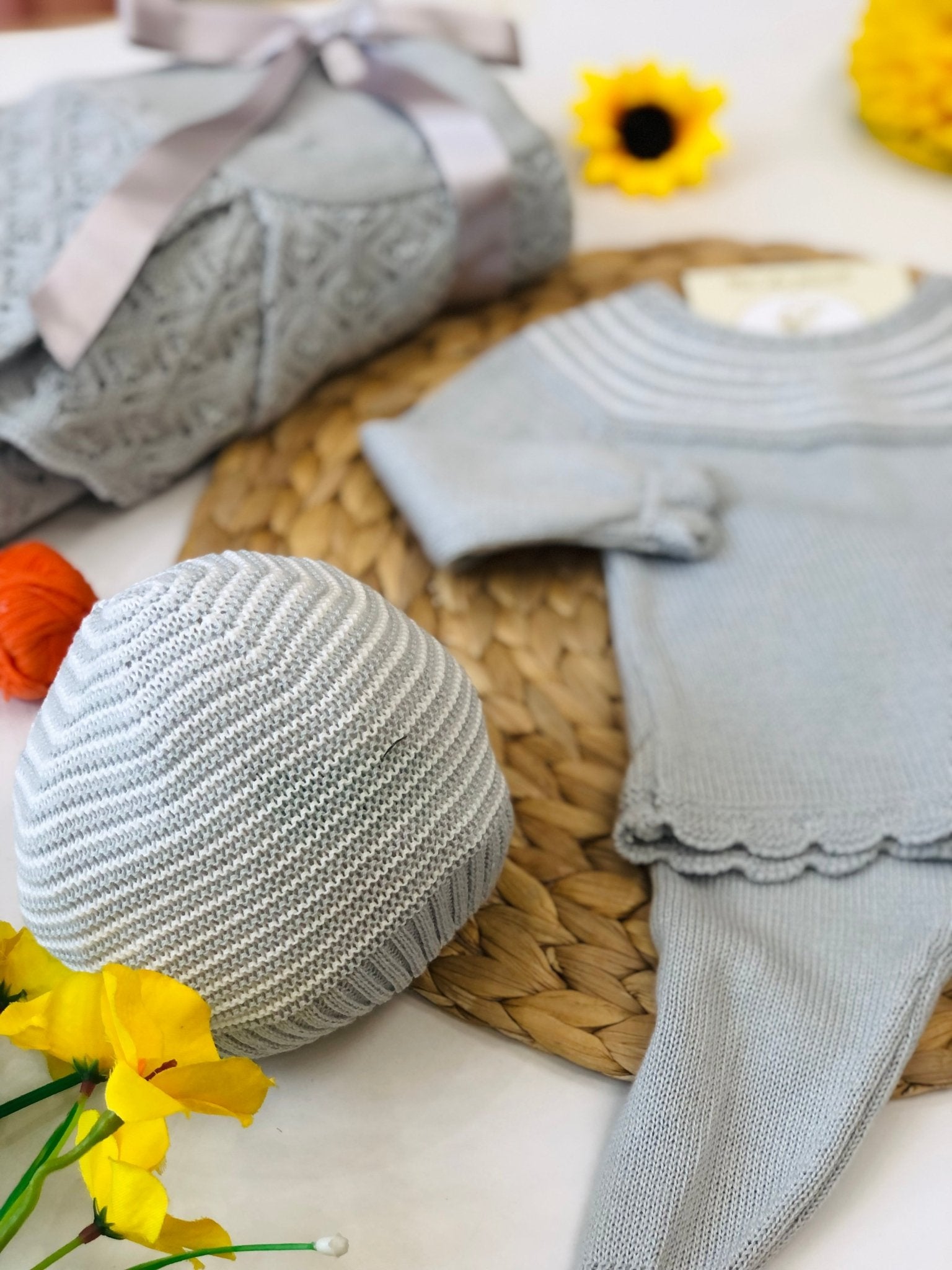 COPERTINA CON COMPLETO 2PZ E CAPPELLINO IN FILATO GRIGIO PERLA - Noi da piccoli