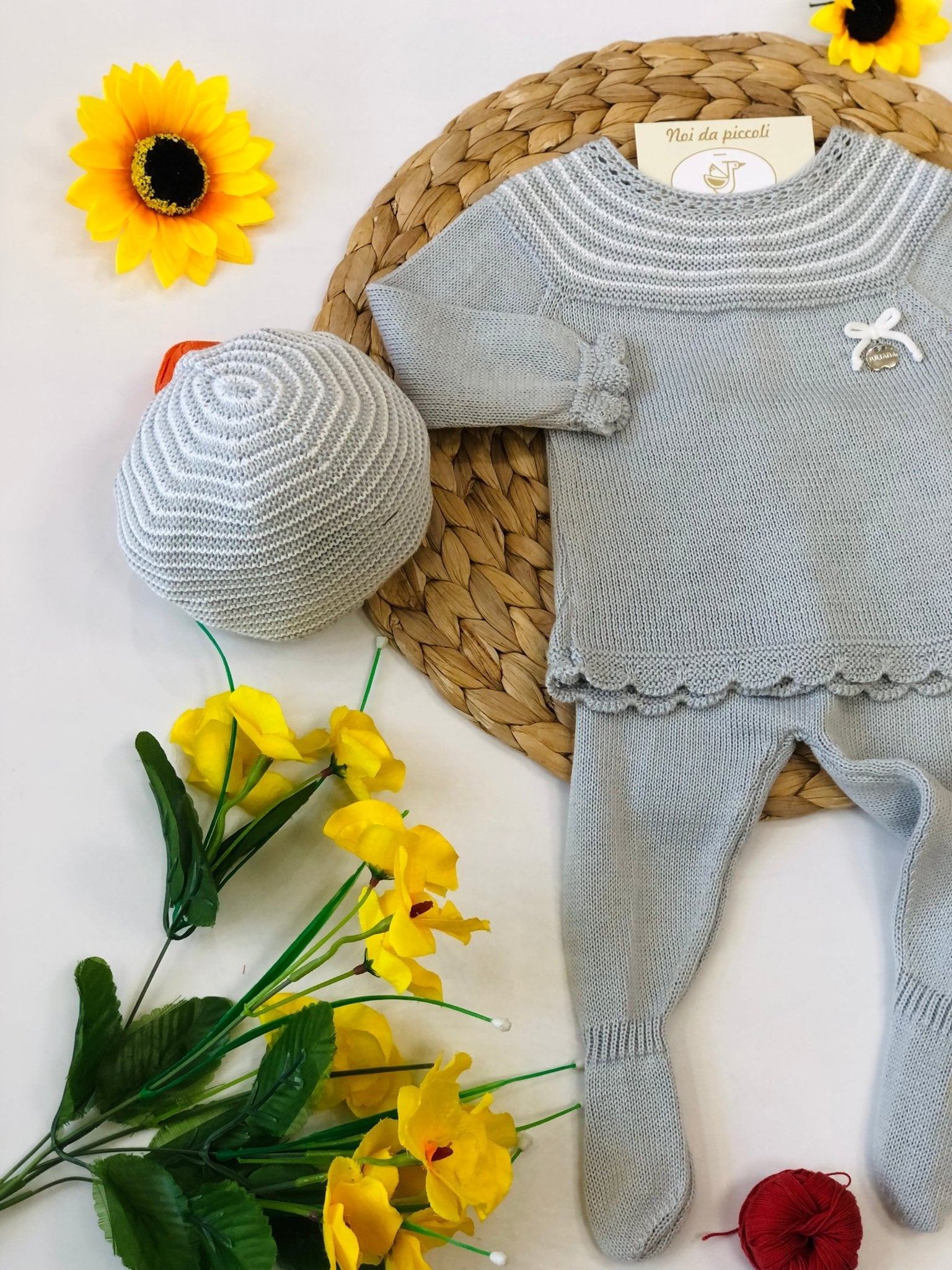 COPERTINA CON COMPLETO 2PZ E CAPPELLINO IN FILATO GRIGIO PERLA - Noi da piccoli