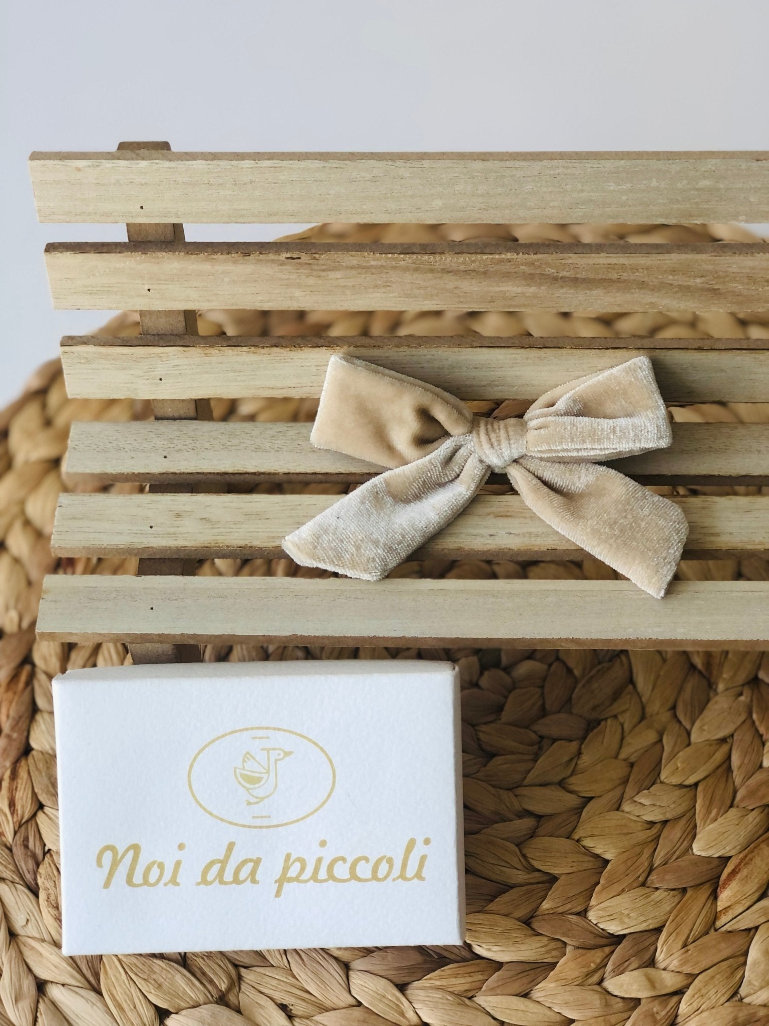 FIOCCHETTO IN VELLUTO BEIGE - Noi da piccoli