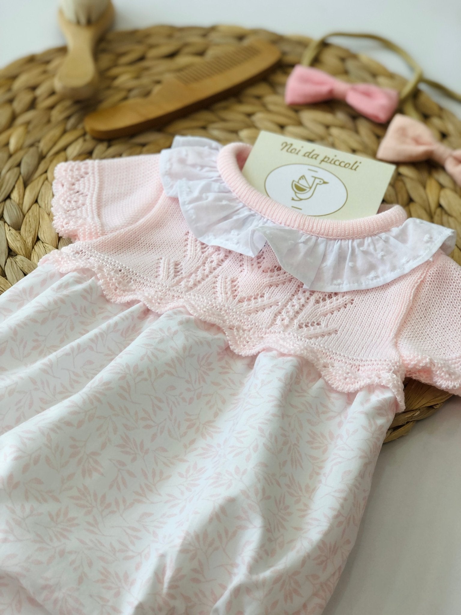 PAGLIACCETTO IN FILATO E COTONE ROSA BABY E FOGLIE ROSA - Noi da piccoli