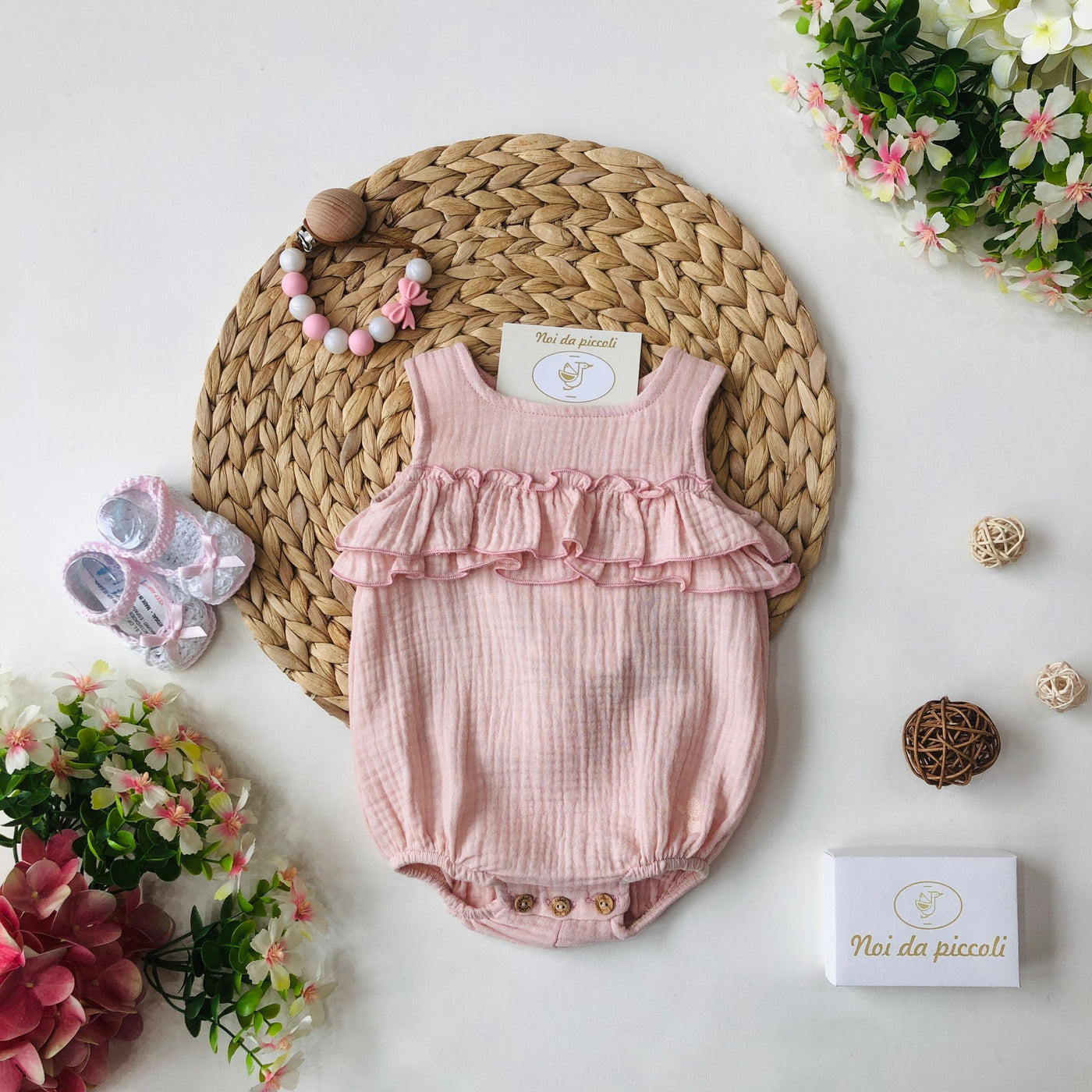 Pagliaccetto rosa in velour con dettaglio floreale