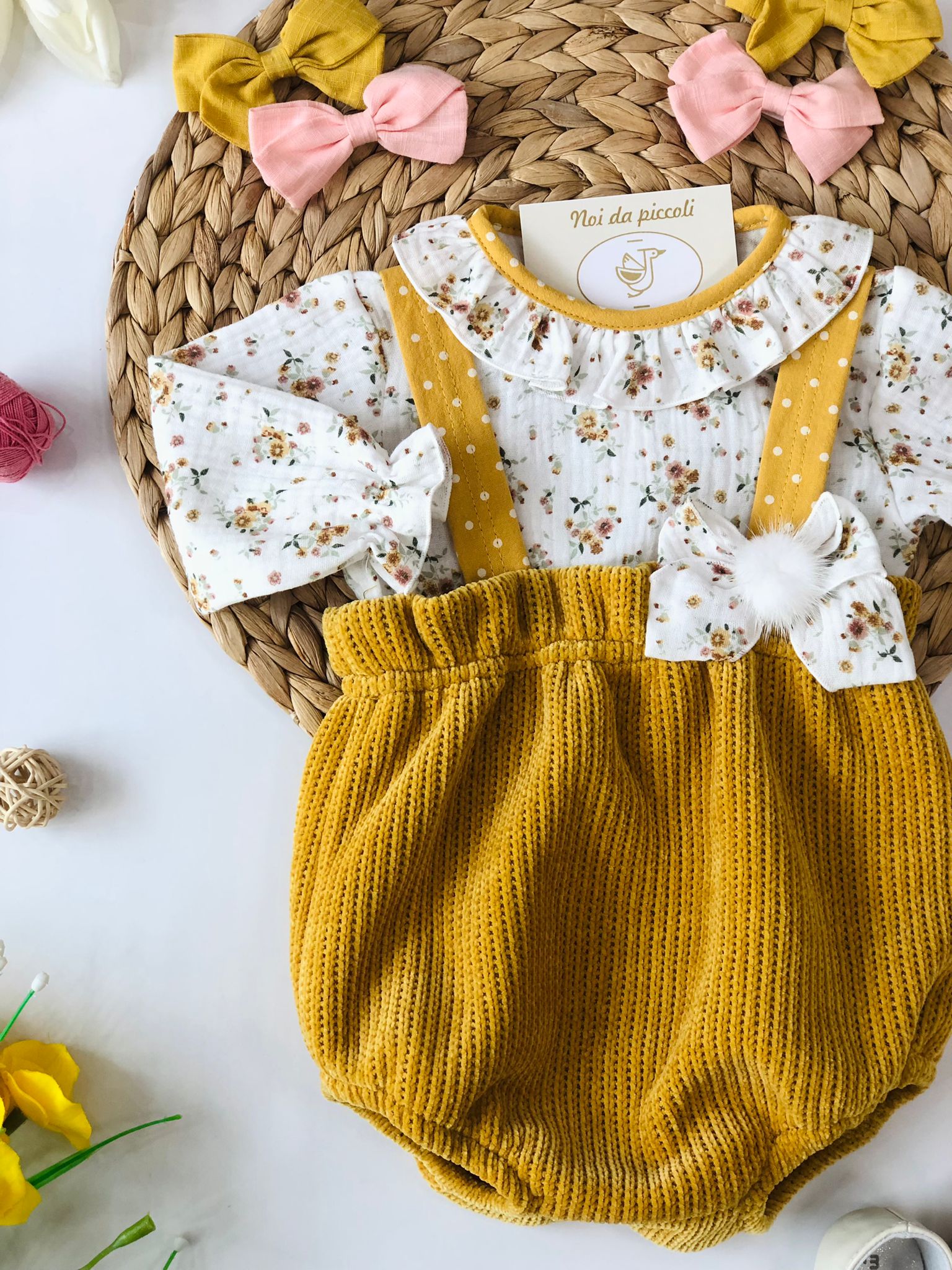 SALOPETTE CON CAMICINA FIORI SENAPE - Noi da piccoli